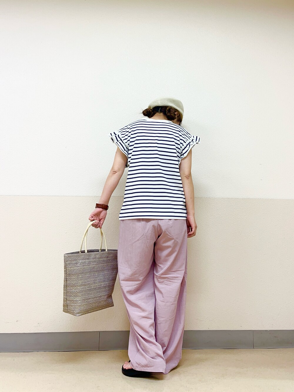 ホワイト系の帽子を着用したレディースの秋コーディネートの3枚目の写真