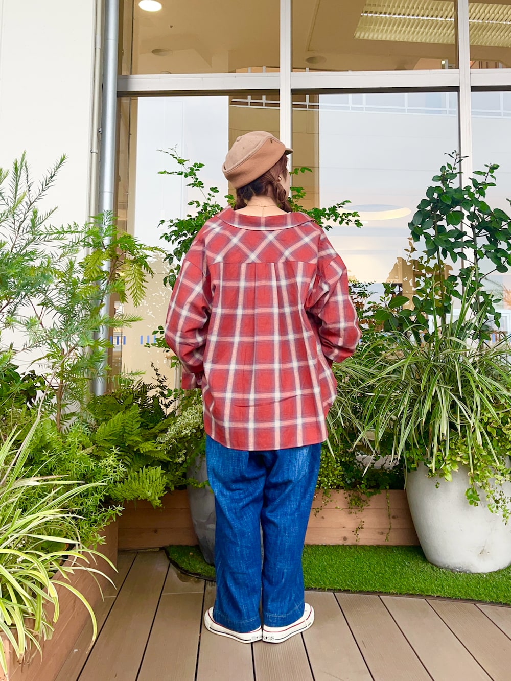 レッド系のシャツ/ブラウスを着用したレディースの春コーディネートの3枚目の写真