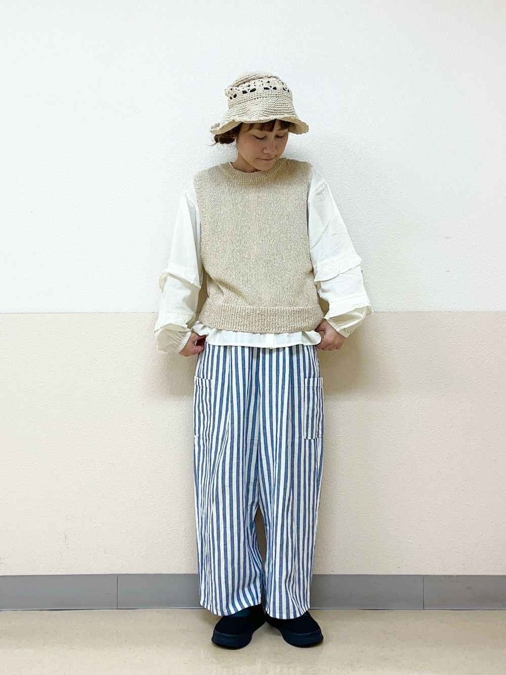 「やっぱり帽子が好き、ベスト×シャツ、ブラウスコーデ、ストライプ、ストライプパンツ、夏コーデ、夏服、帽子かぶろう会、イオンモール浜松志都呂、サマンサ モスモス(Samansa Mos2)、低身長コーデ、低身長女子」｜「Samansa Mos2のペーパークロシェハット（ハット、ホワイト系）」を使った、も  な  こさん（レディース・152cm）の春コーディネートの2枚目の写真