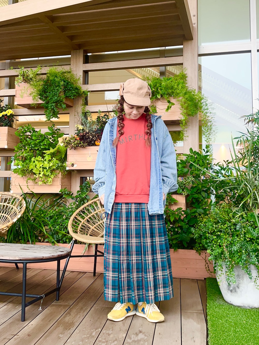 グリーン系のスカートを着用したレディースの春コーディネートの2枚目の写真