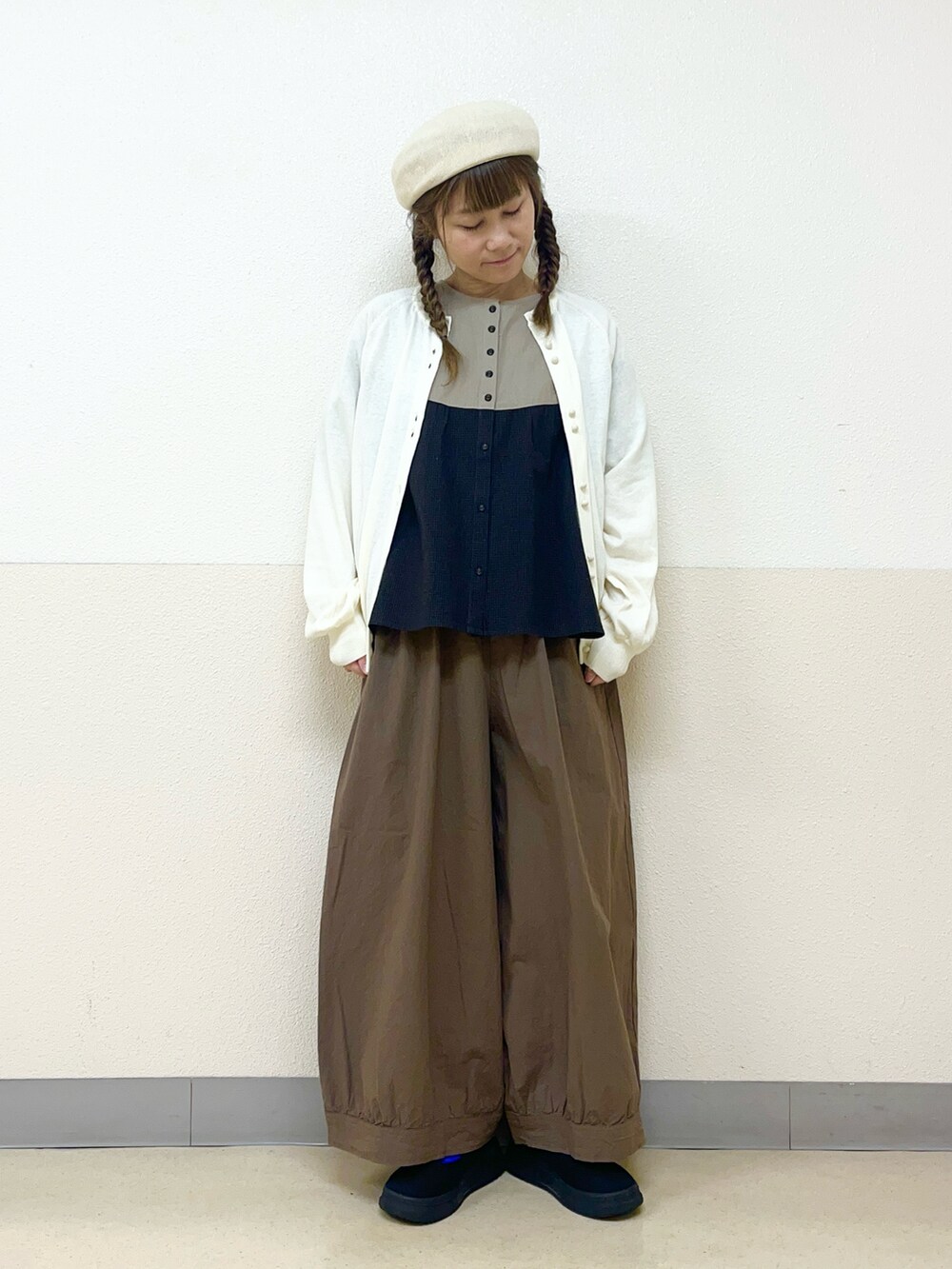 「やっぱり帽子が好き、帽子かぶろう会、ベレー帽推奨委員会、カーディガンコーデ、ゆるコーデ、パンツスタイル、アースカラー、サマンサ モスモス(Samansa Mos2)、イオンモール浜松志都呂、低身長コーデ、低身長女子」｜「Samansa Mos2の【消臭効果】リネン混ベレー帽（ハット、ホワイト系）」を使った、も  な  こさん（レディース・152cm）の春コーディネートの2枚目の写真