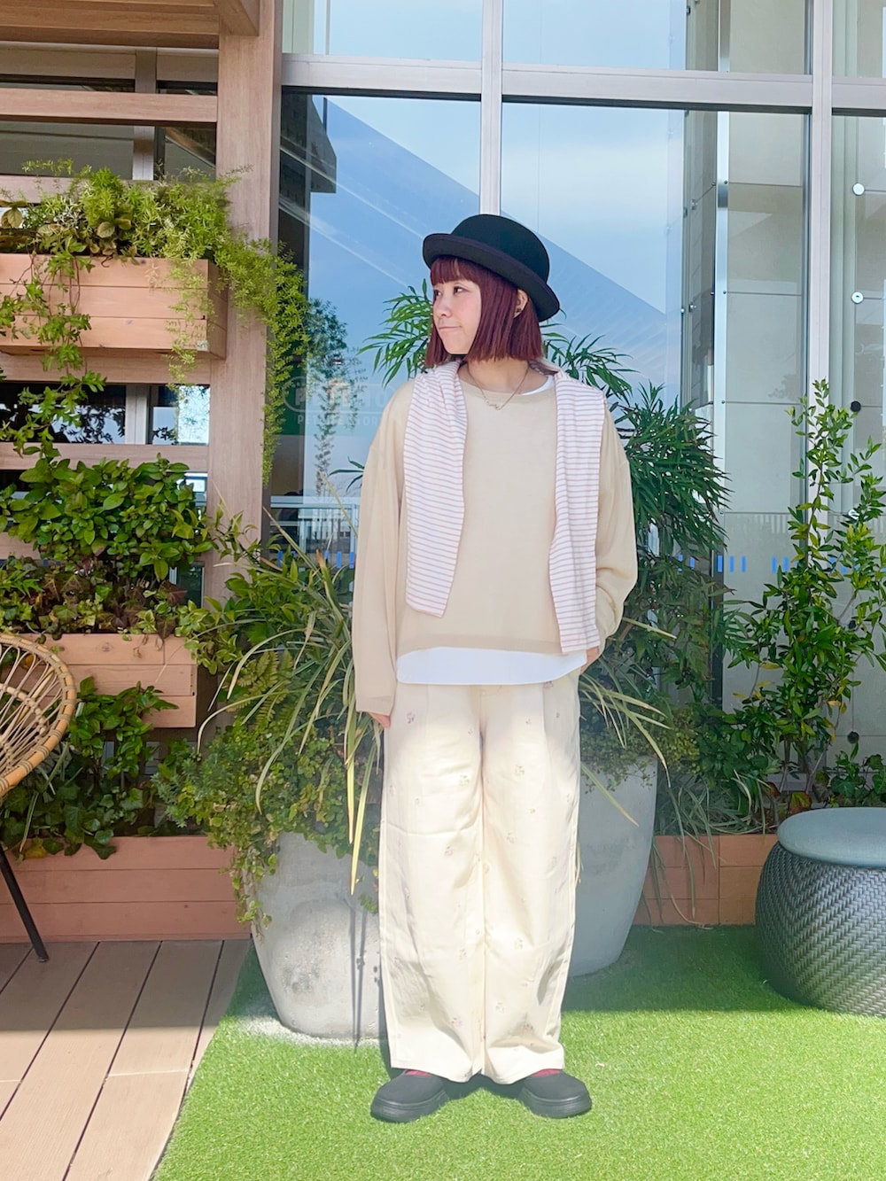 ピンク系のTシャツ/カットソーを着用したレディースの秋コーディネートの2枚目の写真