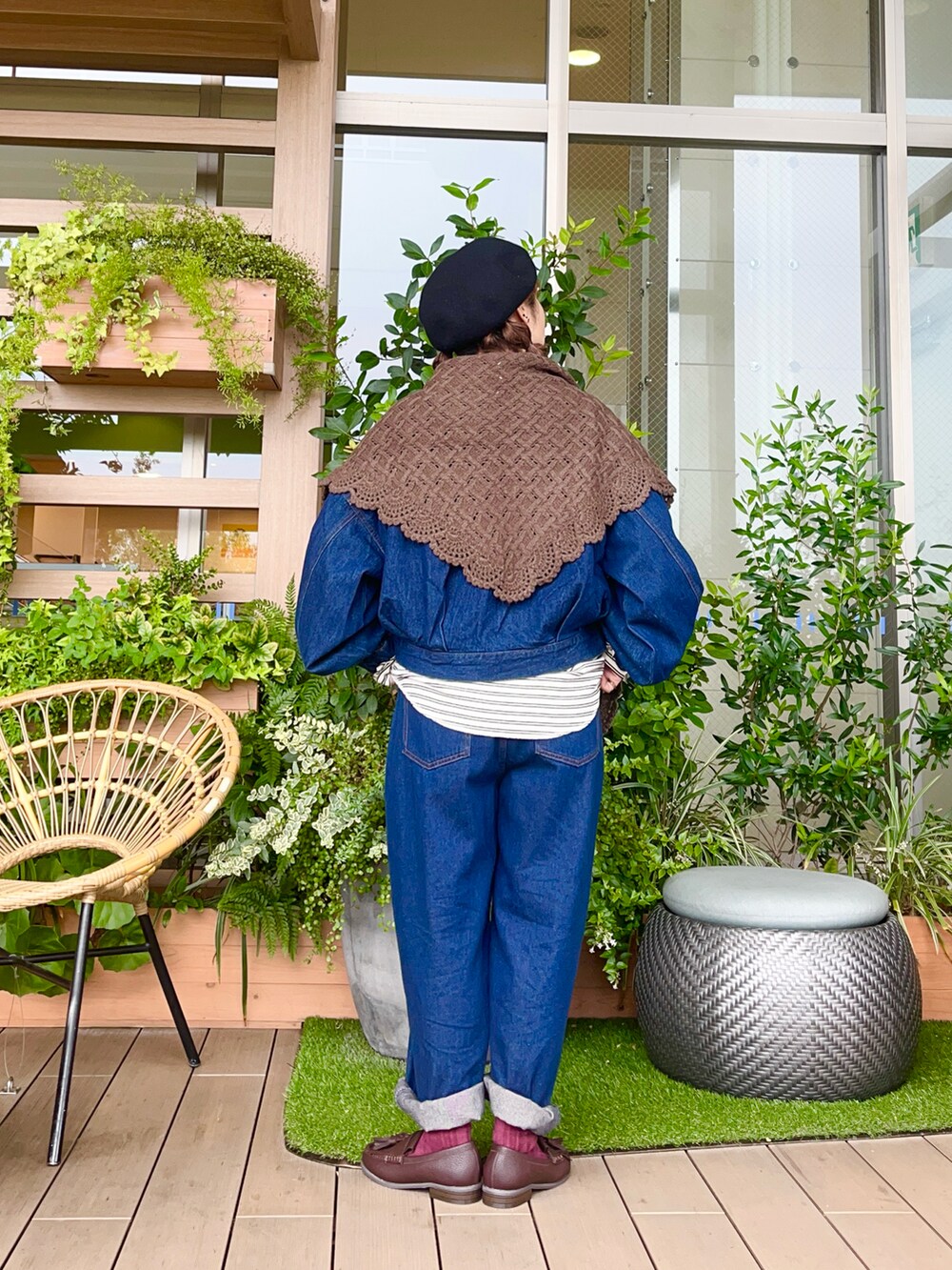 ブラウン系のファッション雑貨を着用したレディースの冬コーディネートの3枚目の写真