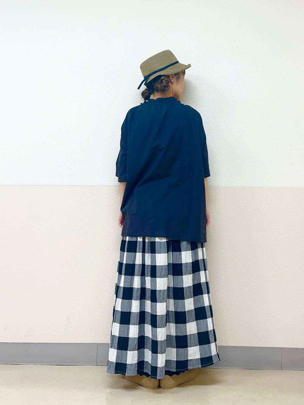 ブラウン系のハットを着用したレディースの秋コーディネートの3枚目の写真