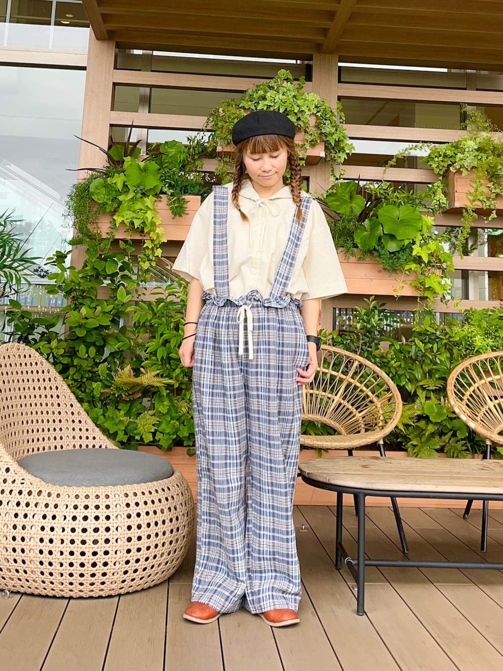 ブラック系のハットを着用したレディースの冬コーディネートの2枚目の写真