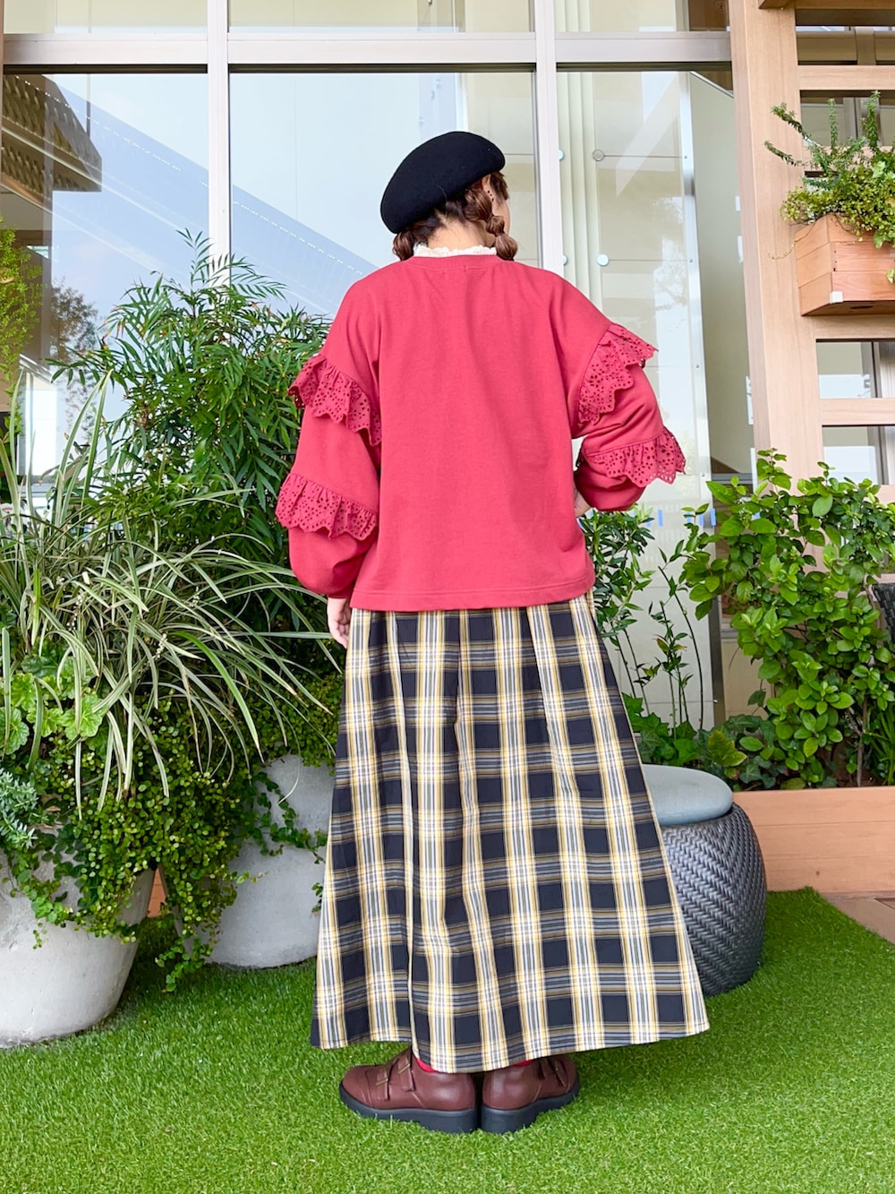 レッド系のTシャツ/カットソーを着用したレディースの冬コーディネートの3枚目の写真