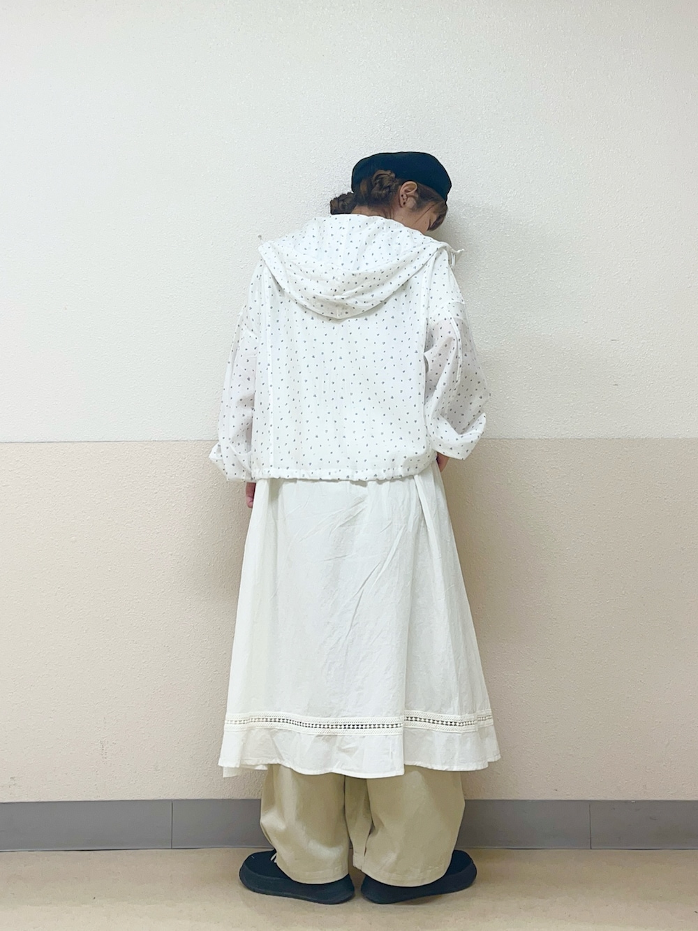 「ウインドブレーカー、小花柄、刺繍トップス、Tシャツ、タックパンツ、ワントーンコーデ、ベレー帽推奨委員会、帽子かぶろう会、サマンサ モスモス(Samansa Mos2)、イオンモール浜松志都呂」｜「Samansa Mos2の【消臭効果】リネン混ベレー帽（ハット、ブラック系）」を使った、も  な  こさん（レディース・152cm）の春コーディネートの3枚目の写真