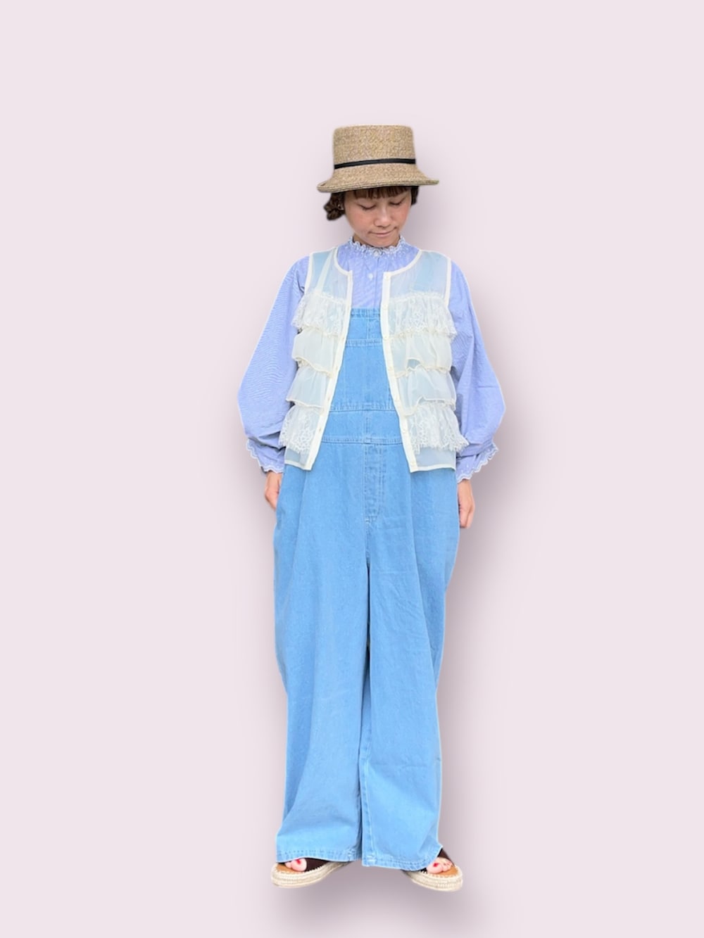 ブルー系のサロペット/オーバーオール、ブラウン系のハットを着用したレディースの冬コーディネートの2枚目の写真