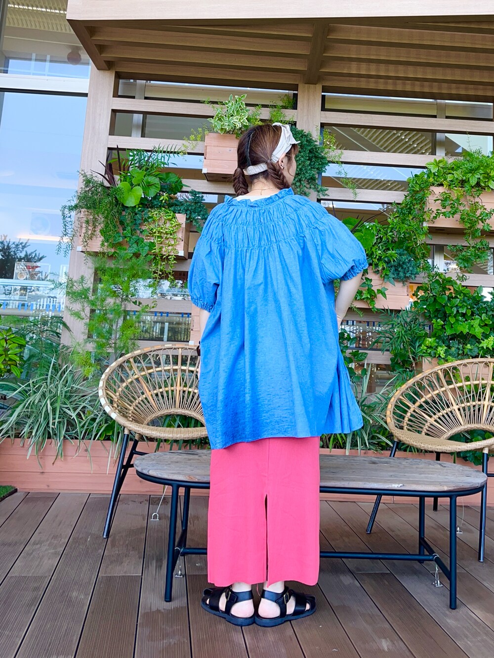 レッド系のスカートを着用したレディースの冬コーディネートの3枚目の写真