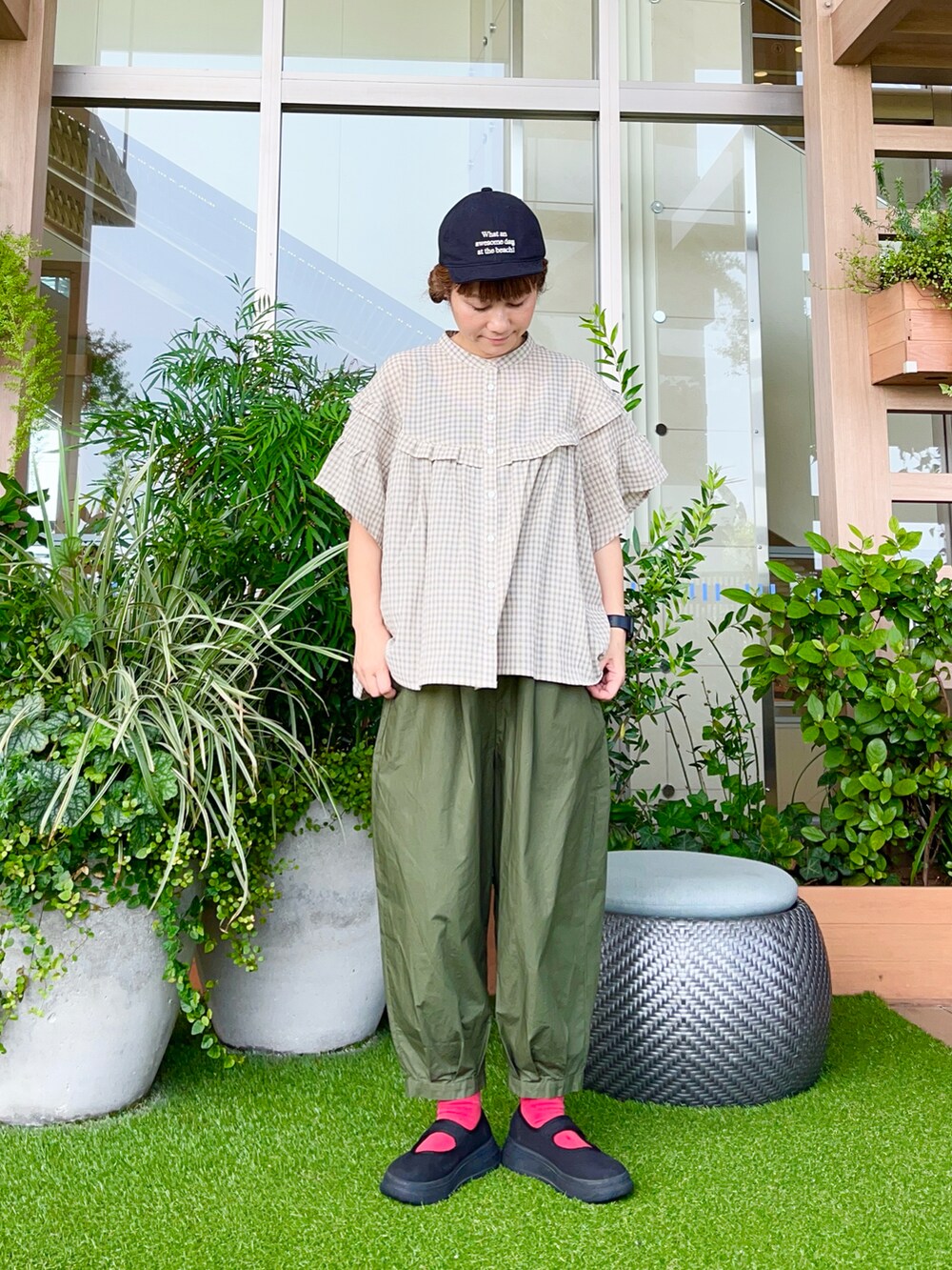 ブラック系のハットを着用したレディースの冬コーディネートの2枚目の写真