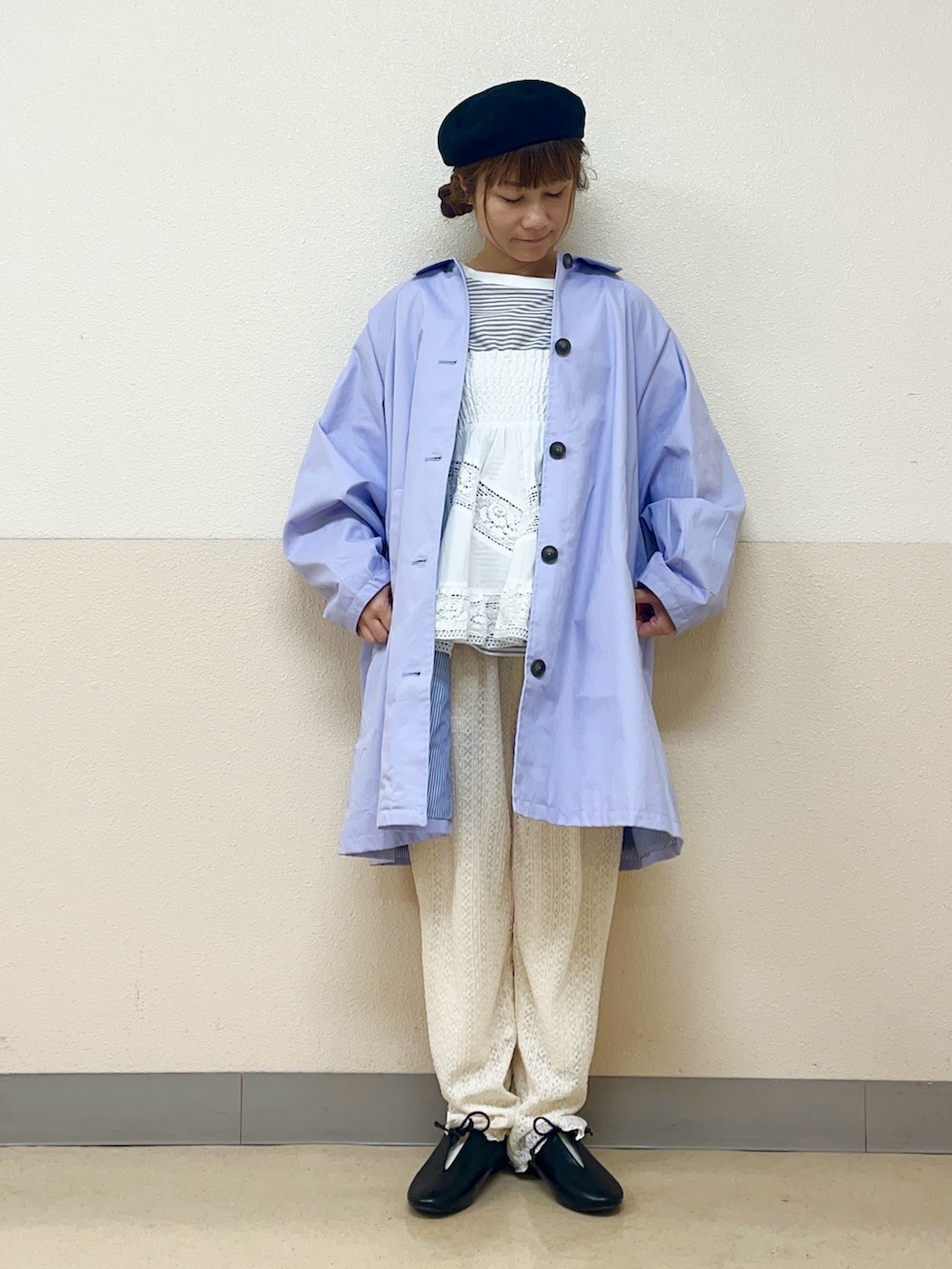 「大人カジュアル、春服コーデ、春コートスタイル、レースパンツ、ボーダーTシャツ、ビスチェ、ベレー帽推奨委員会、帽子かぶろう会、パープルコーデ、ラベンダーカラー、イオンモール浜松志都呂、サマンサ モスモス(Samansa Mos2)」|「Samansa Mos2の【消臭効果】リネン混ベレー帽(ハット、ブラック系)」を使った、も な こさん(レディース・152cm)の春コーディネートの2枚目の写真