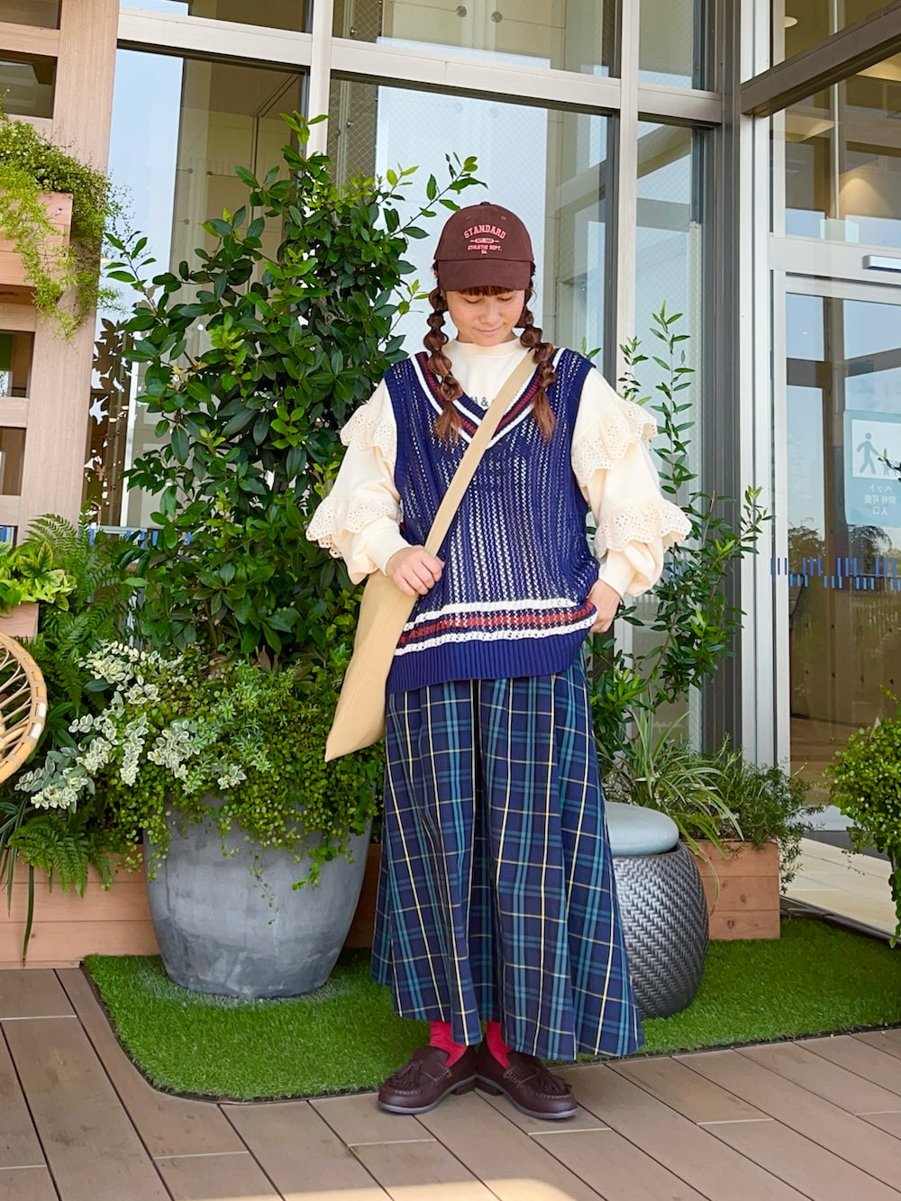 ブルー系のベストを着用したレディースの冬コーディネートの2枚目の写真