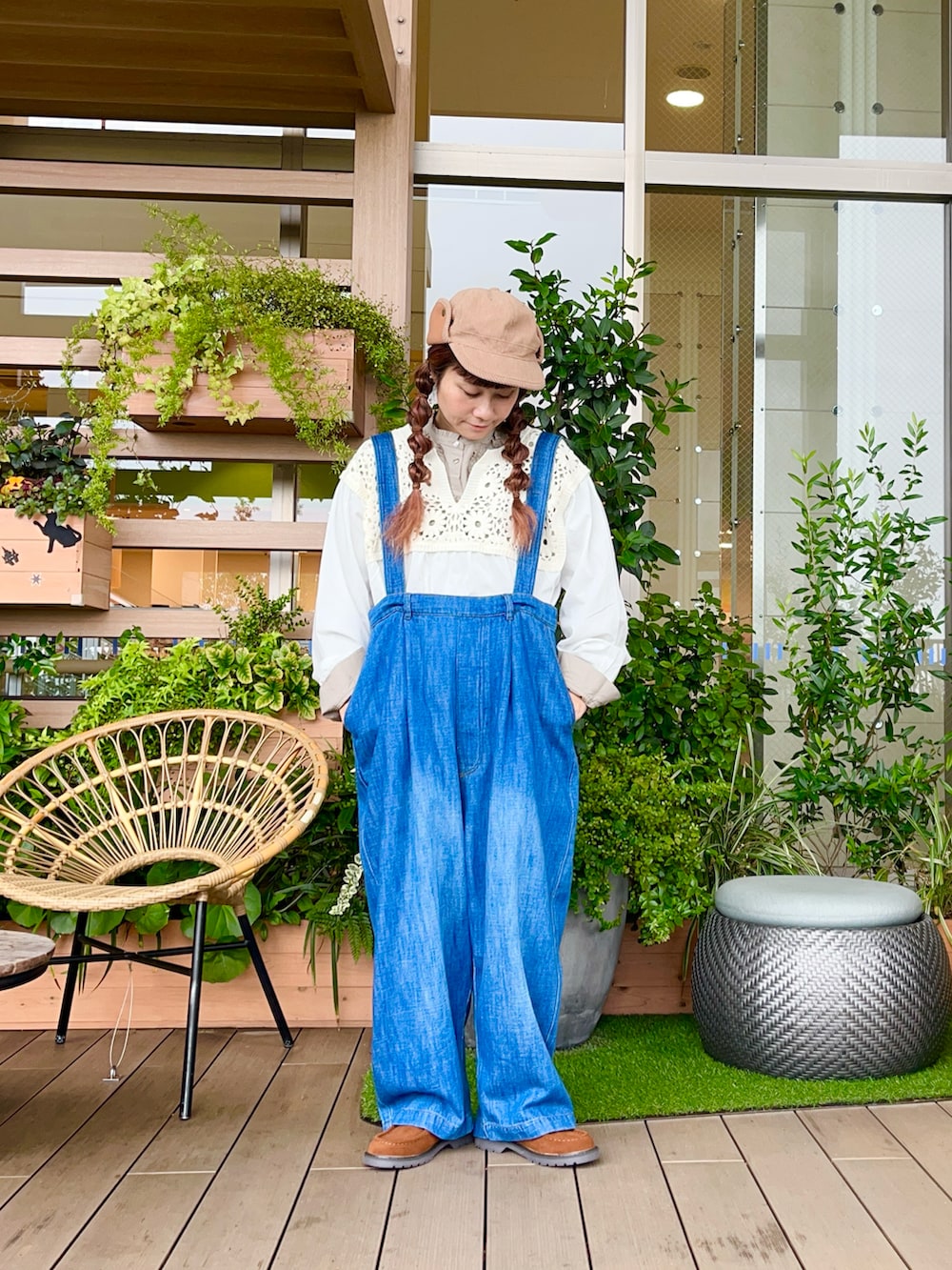 ホワイト系のチュニックを着用したレディースの春コーディネートの2枚目の写真