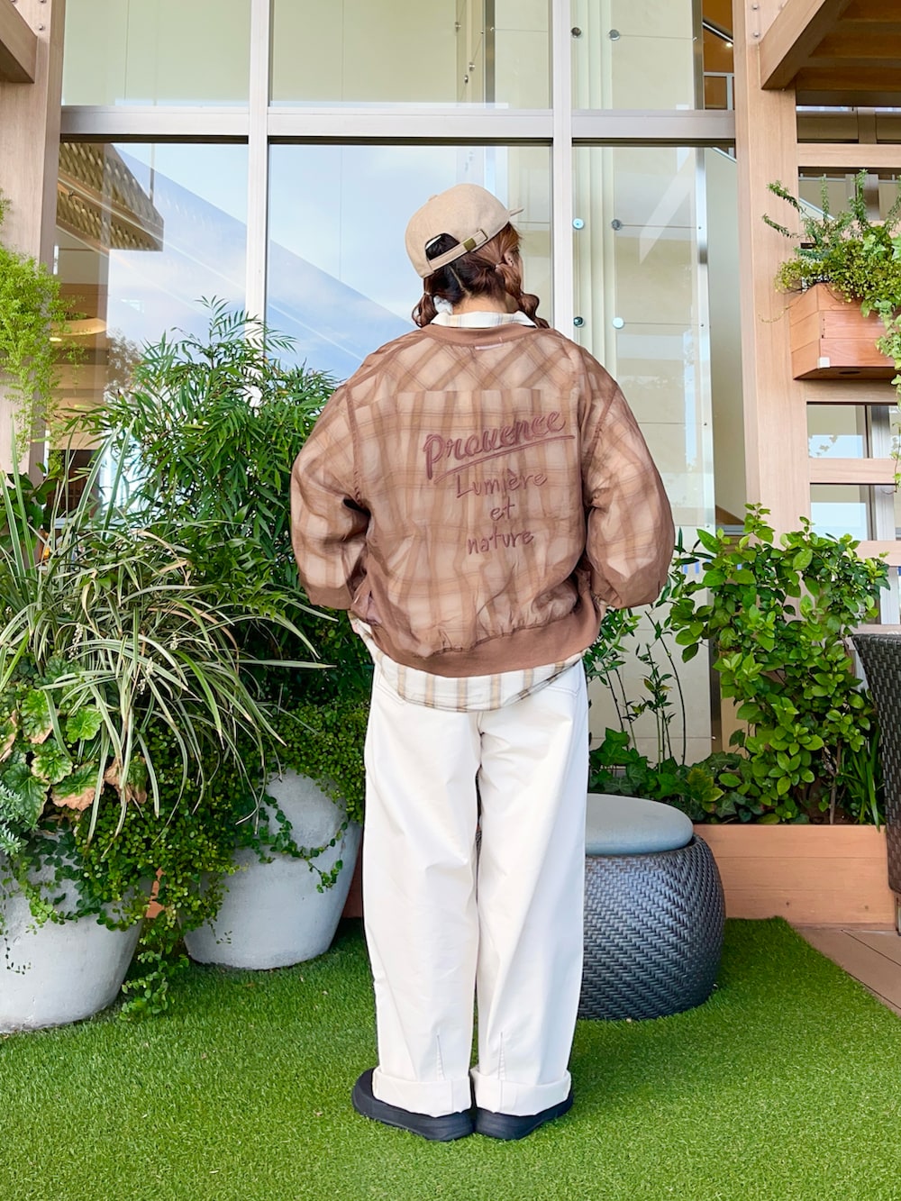 イエロー系のシャツ/ブラウスを着用したレディースの冬コーディネートの3枚目の写真