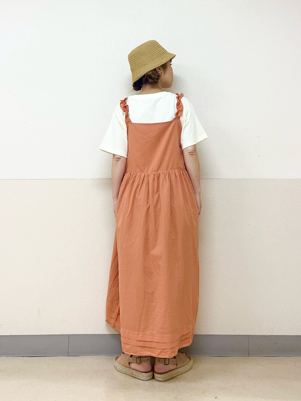 オレンジ系のワンピース/ドレスを着用したレディースの秋コーディネートの3枚目の写真