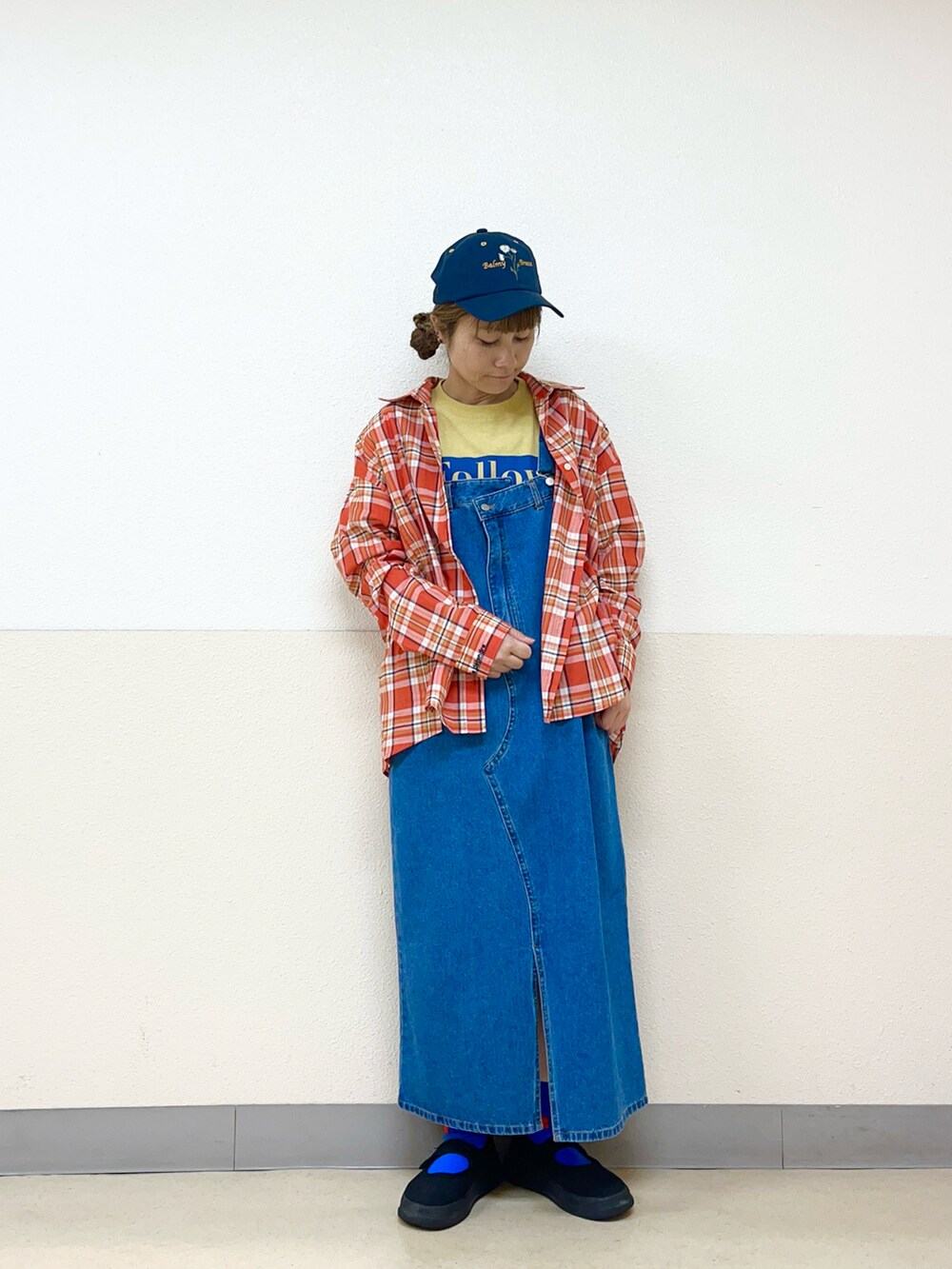 ブルー系のハットを着用したレディースの秋コーディネートの2枚目の写真