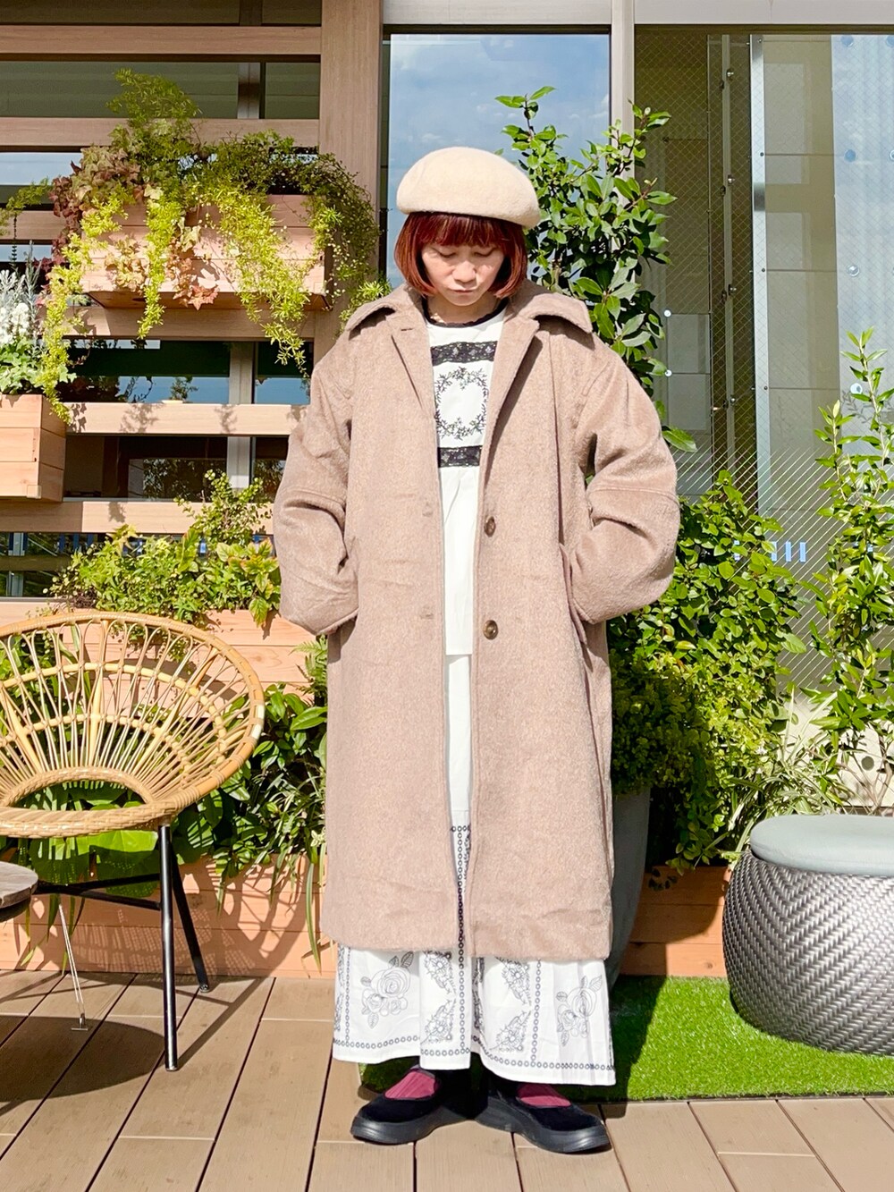 ベージュ系のジャケット/アウターを着用したレディースの春コーディネートの2枚目の写真