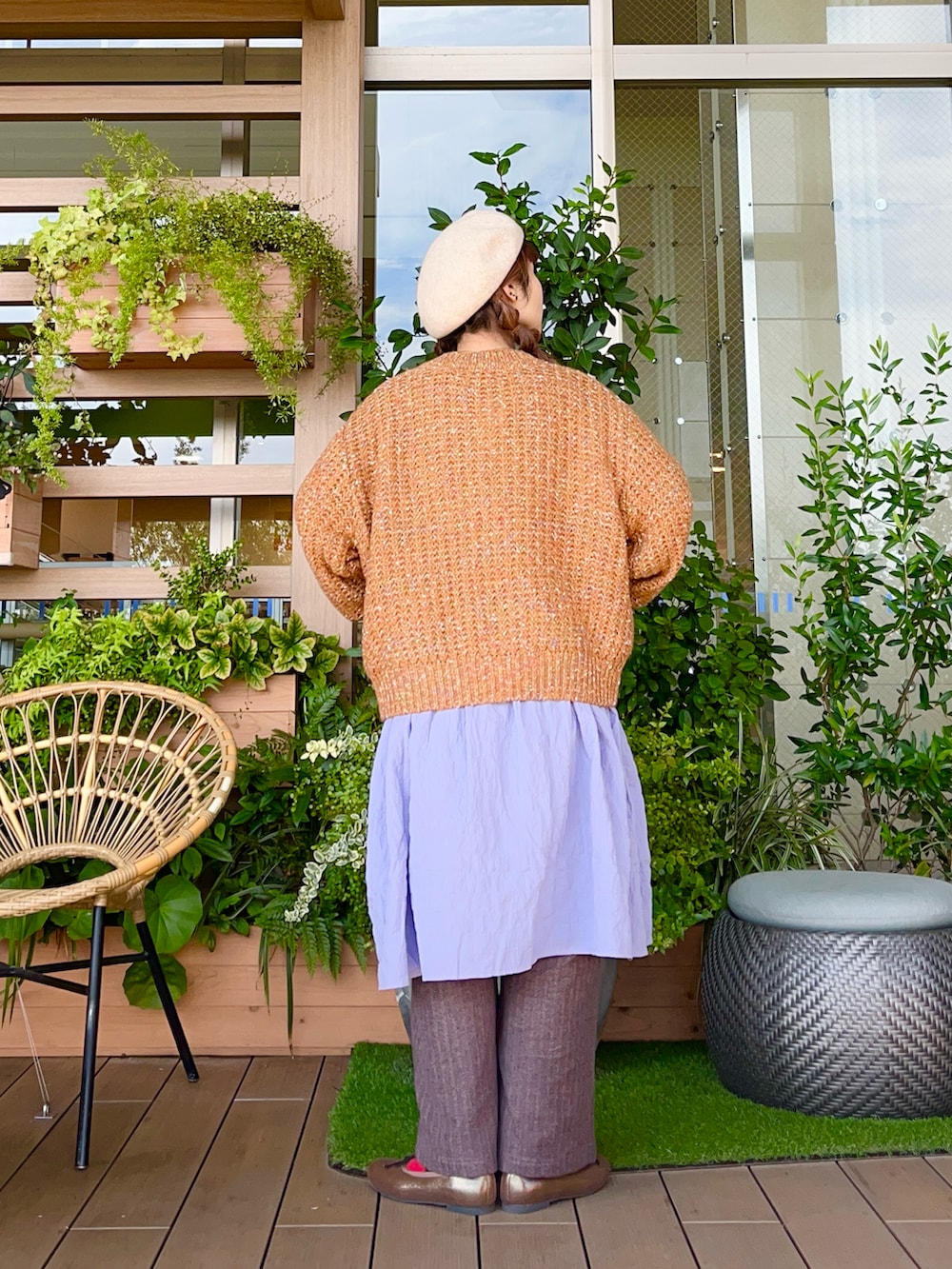 ブラウン系のカーディガン/ボレロを着用したレディースの春コーディネートの3枚目の写真