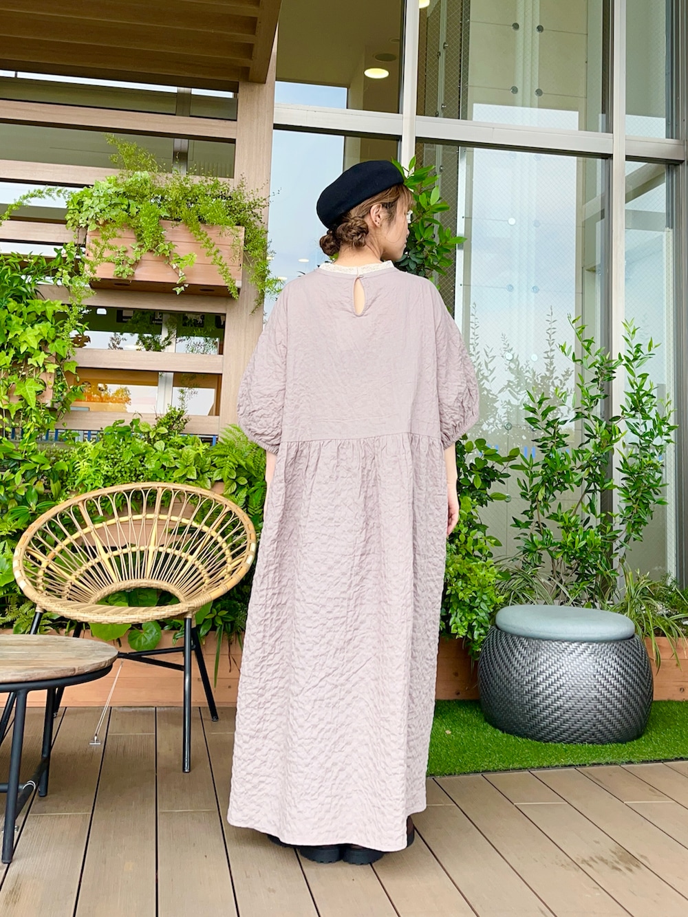 ブラック系のハットを着用したレディースの冬コーディネートの3枚目の写真