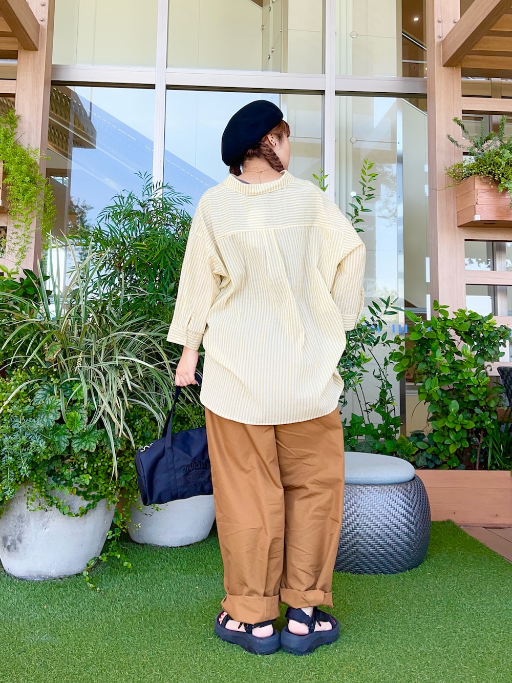 イエロー系のシャツ/ブラウスを着用したレディースの冬コーディネートの3枚目の写真