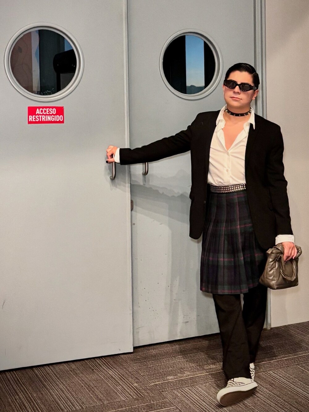 ブルー系のスカート、ブラック系のスリッポン、ブラウン系のトートバッグを着用したメンズの春コーディネートの2枚目の写真