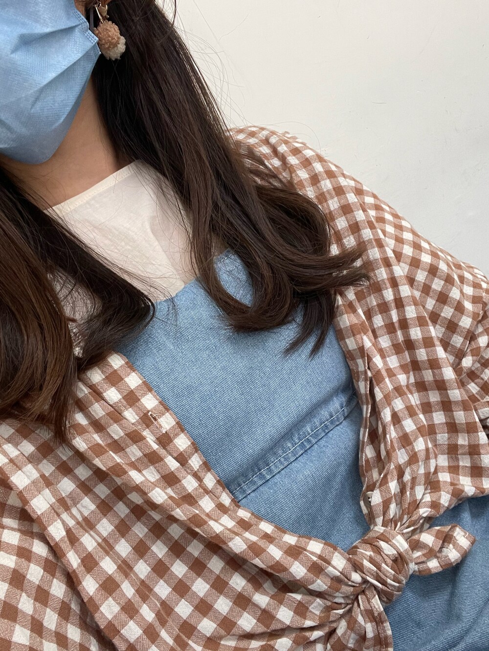 ブルー系のワンピース、ブラウン系のシャツ/ブラウス、ベージュ系のその他トップスを着用したレディースの春コーディネートの3枚目の写真