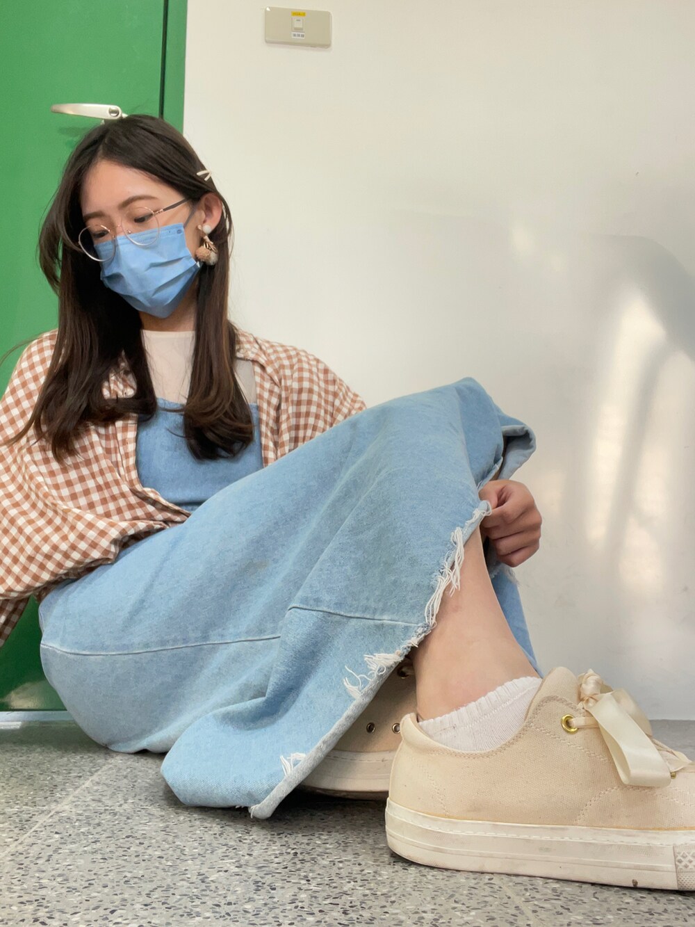 ブルー系のワンピース、ブラウン系のシャツ/ブラウス、ベージュ系のその他トップスを着用したレディースの春コーディネートの2枚目の写真