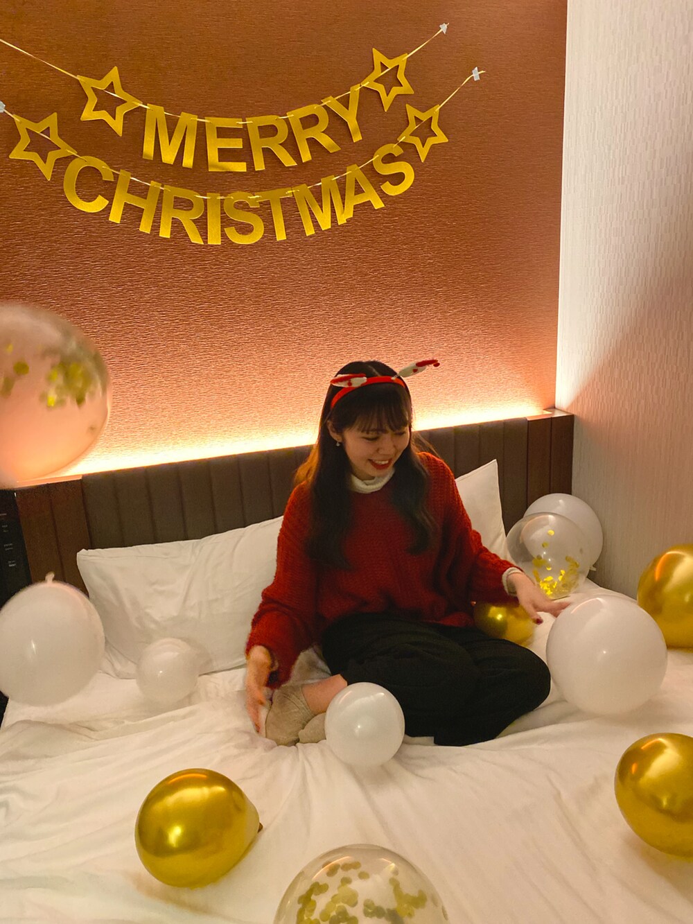 レッド系のニット/セーターを着用したレディースの冬コーディネートの2枚目の写真