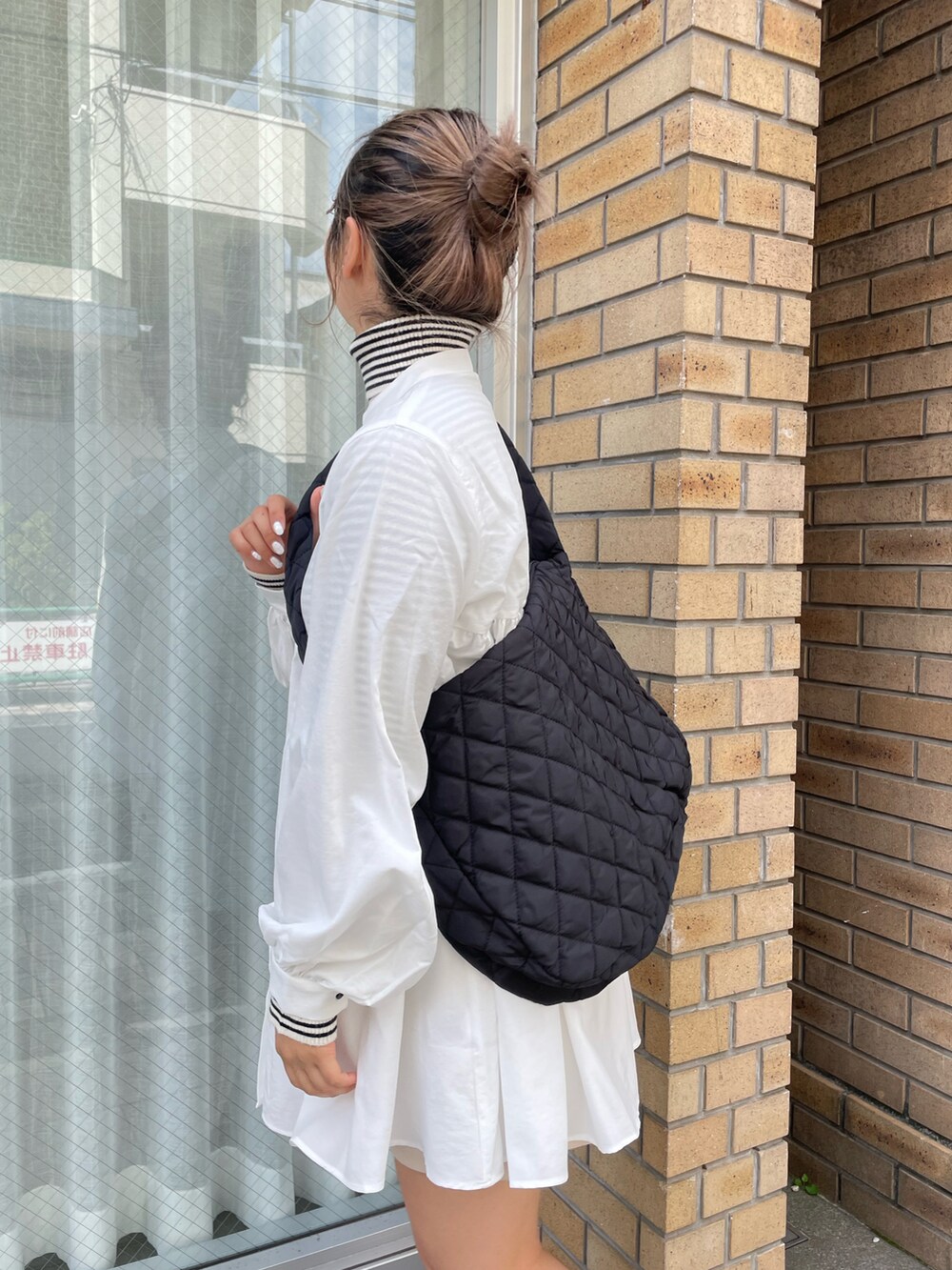 ホワイト系のシャツ/ブラウス、その他のニット/セーター、ブラック系のショルダーバッグを着用したレディースの秋コーディネートの4枚目の写真