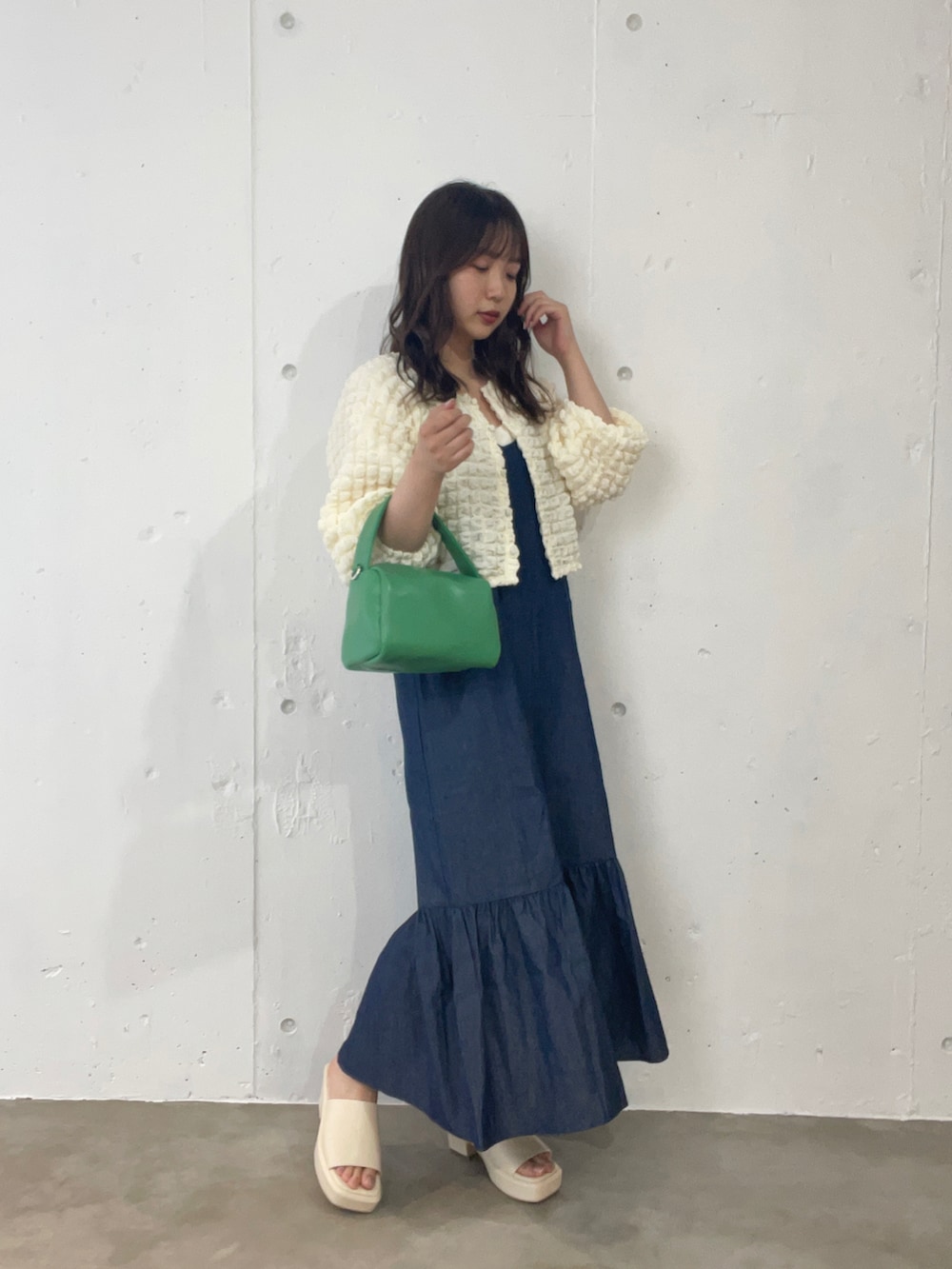 ブルー系のワンピース、ホワイト系のサンダル、ホワイト系のシャツ/ブラウスを着用したレディースの夏コーディネートの3枚目の写真