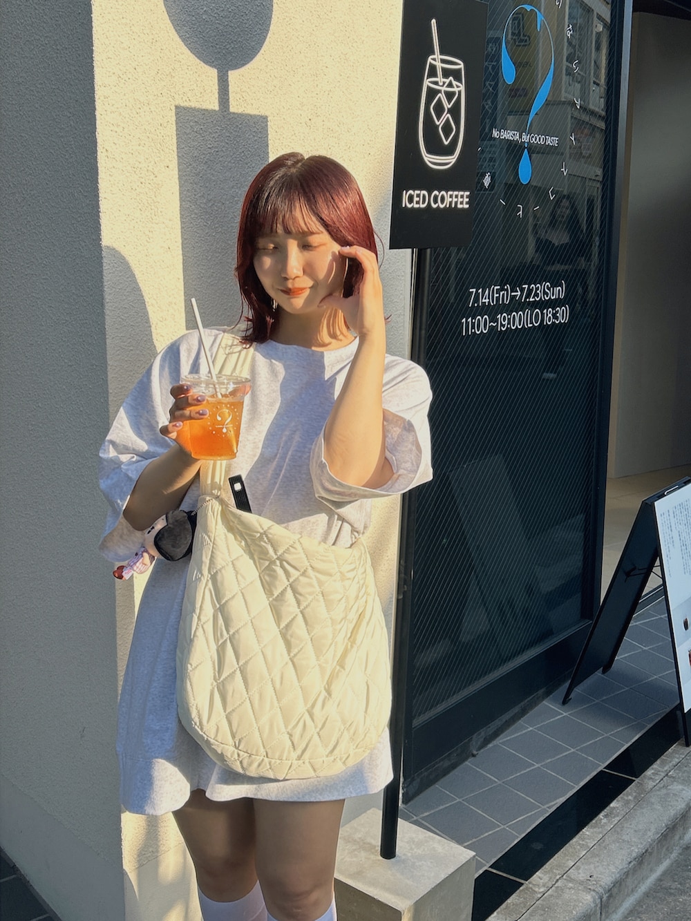 ホワイト系のスニーカー、グレー系のTシャツ/カットソー、ホワイト系のソックス/靴下を着用したレディースの夏コーディネートの3枚目の写真