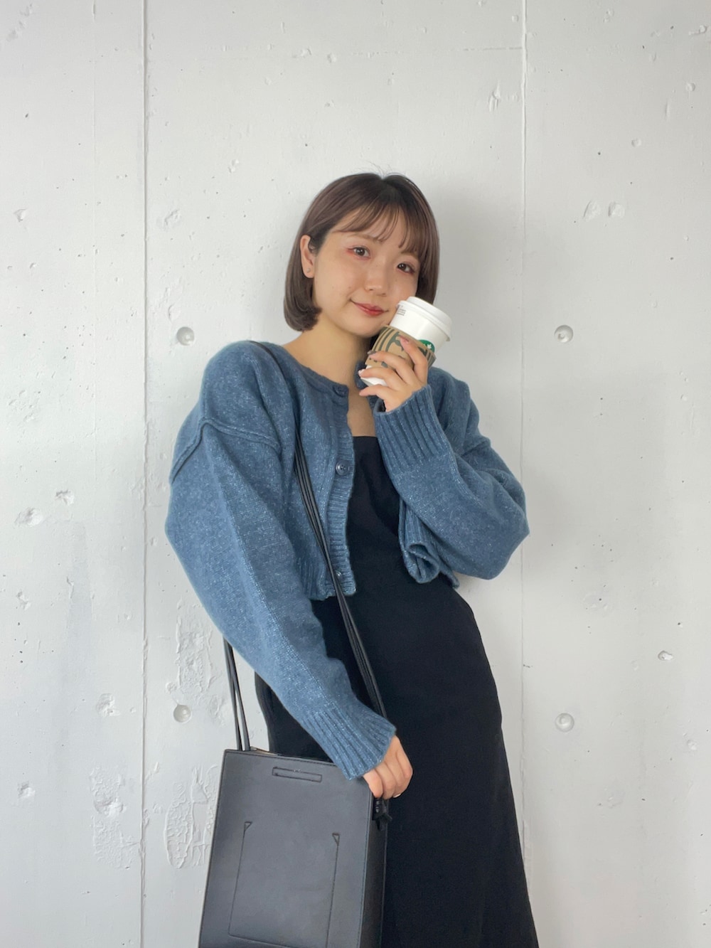 ブルー系のカーディガン/ボレロ、ブラック系のワンピース、ブラック系のショルダーバッグを着用したレディースの秋コーディネートの3枚目の写真
