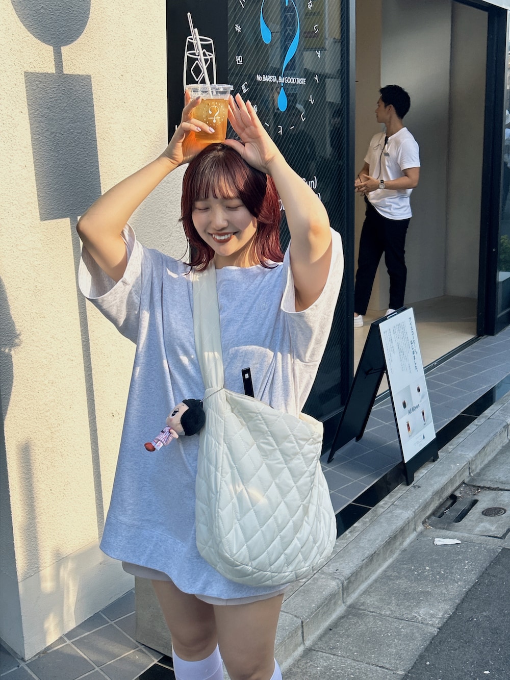 ホワイト系のスニーカー、グレー系のTシャツ/カットソー、ホワイト系のソックス/靴下を着用したレディースの夏コーディネートの2枚目の写真