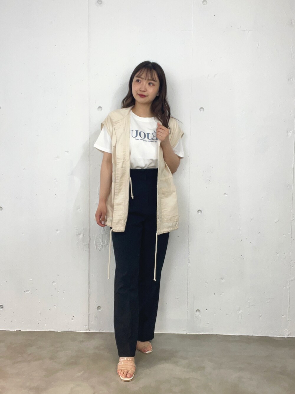 ホワイト系のベスト、その他のTシャツ/カットソー、ブラック系のスラックスを着用したレディースの夏コーディネートの3枚目の写真