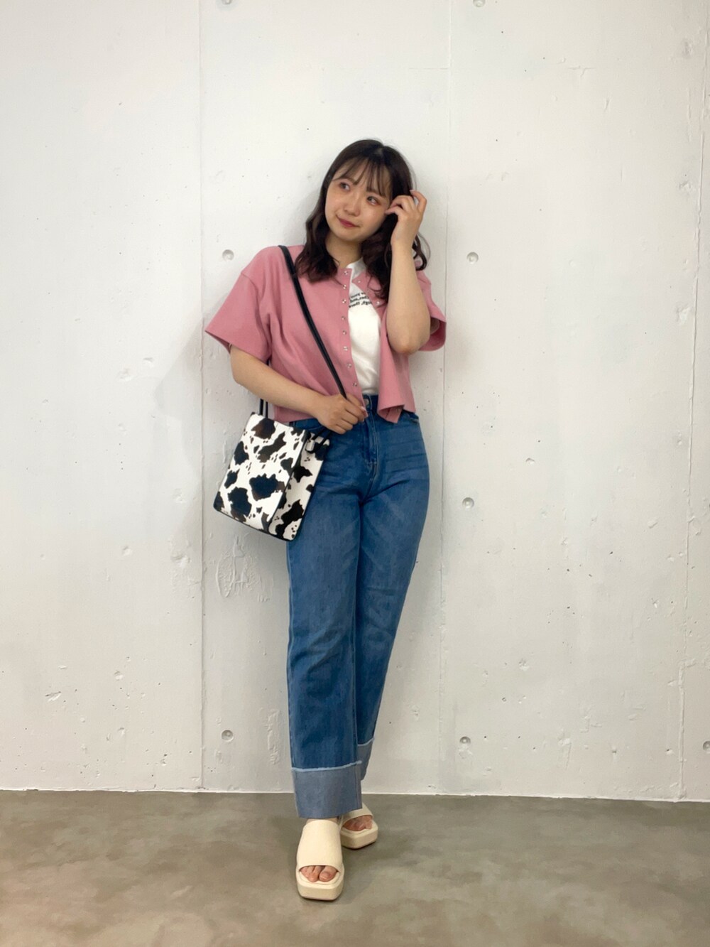 その他のTシャツ/カットソー、ピンク系のカーディガン/ボレロ、その他のショルダーバッグを着用したレディースの夏コーディネートの2枚目の写真