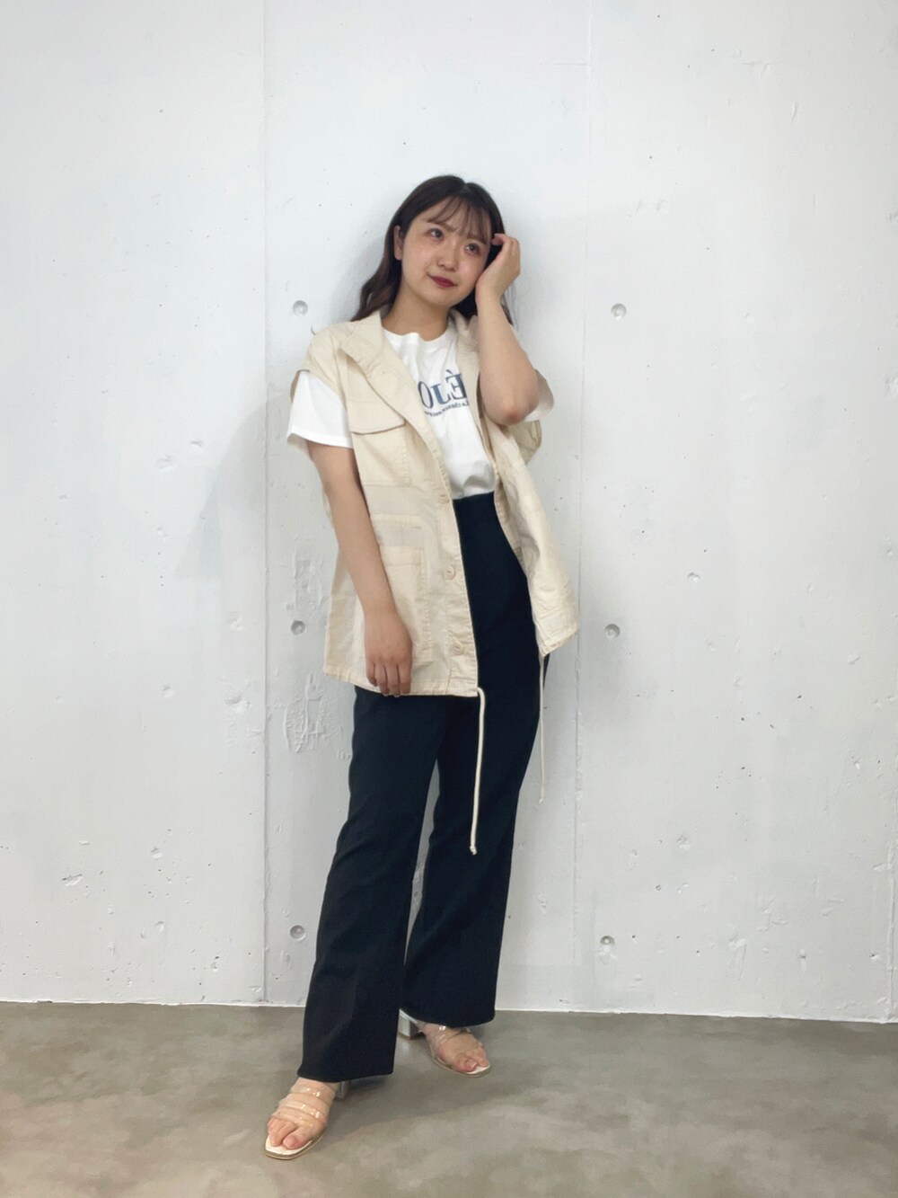 ホワイト系のベスト、その他のTシャツ/カットソー、ブラック系のスラックスを着用したレディースの夏コーディネートの2枚目の写真
