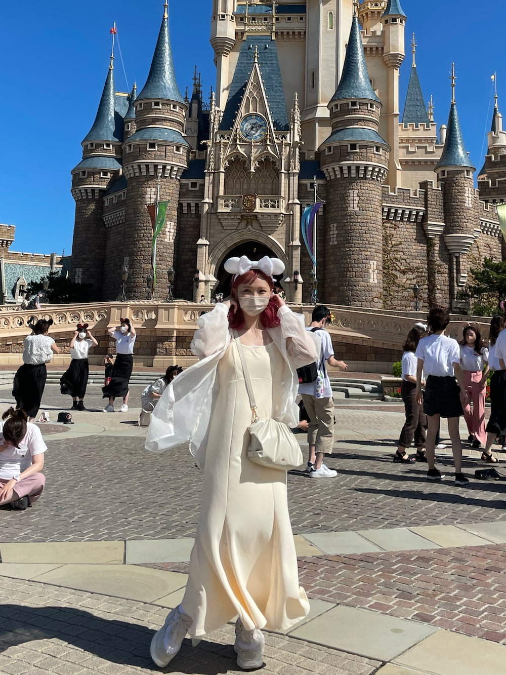 ホワイト系のシャツ/ブラウス、ホワイト系のワンピース、ホワイト系のショルダーバッグを着用したレディースの夏コーディネートの2枚目の写真