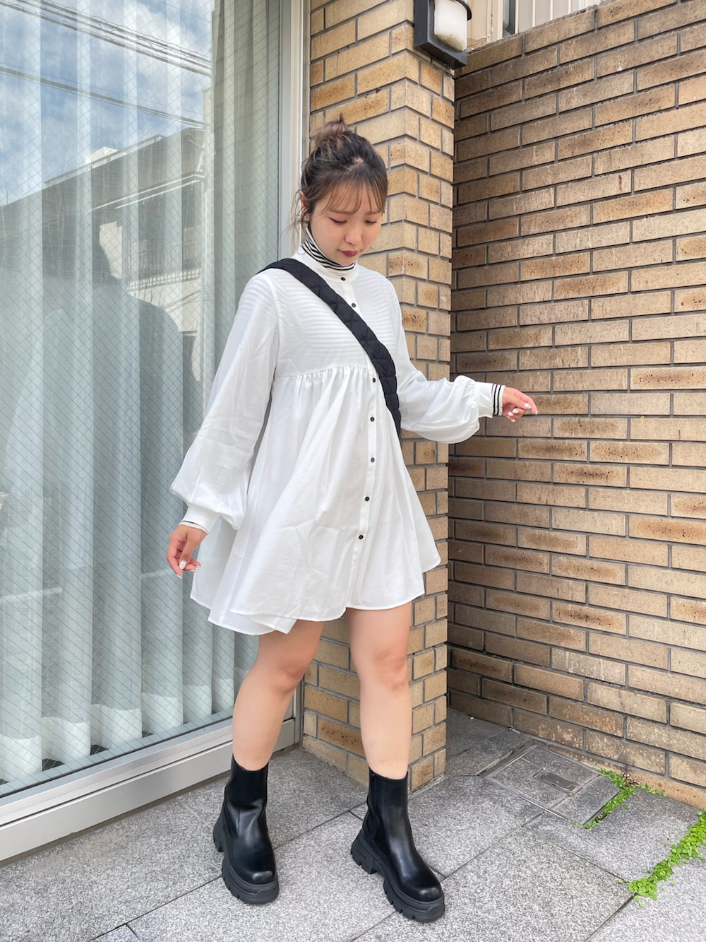 ホワイト系のシャツ/ブラウス、その他のニット/セーター、ブラック系のショルダーバッグを着用したレディースの秋コーディネートの2枚目の写真