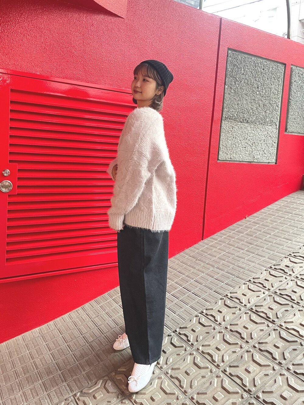 ホワイト系のTシャツ/カットソー、ベージュ系のカーディガン/ボレロ、ブラック系のデニムパンツを着用したレディースの秋コーディネートの2枚目の写真