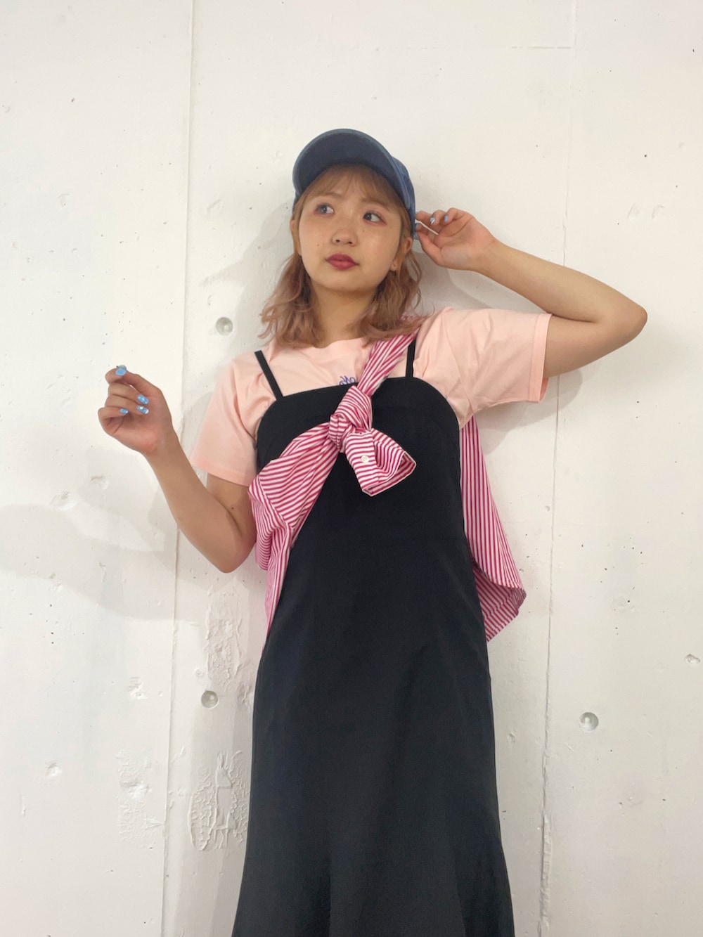 パープル系のシャツ/ブラウス、ピンク系のTシャツ/カットソー、ブラック系のジャンパースカートを着用したレディースの夏コーディネートの4枚目の写真