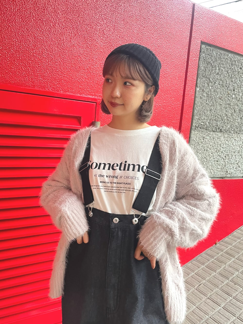 ホワイト系のTシャツ/カットソー、ベージュ系のカーディガン/ボレロ、ブラック系のデニムパンツを着用したレディースの秋コーディネートの3枚目の写真