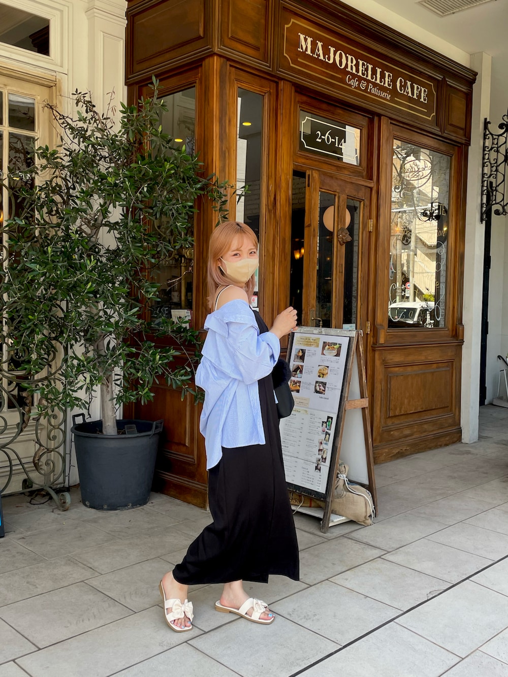 ブルー系のシャツ/ブラウス、ホワイト系のキャミソール、ブラック系のワンピースを着用したレディースの夏コーディネートの2枚目の写真