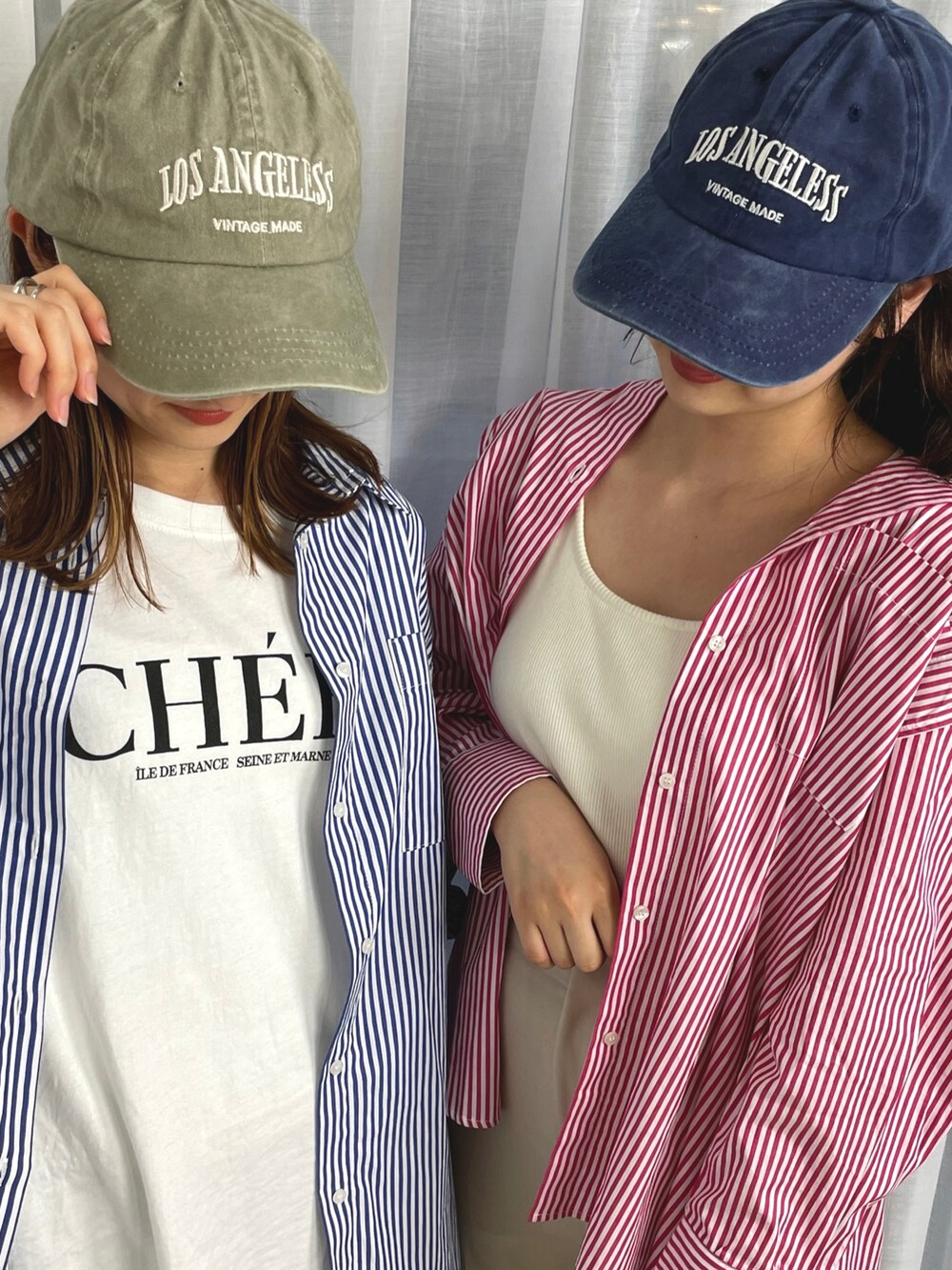 ホワイト系のキャミソール、パープル系のシャツ/ブラウス、ホワイト系のスラックスを着用したレディースの夏コーディネートの2枚目の写真