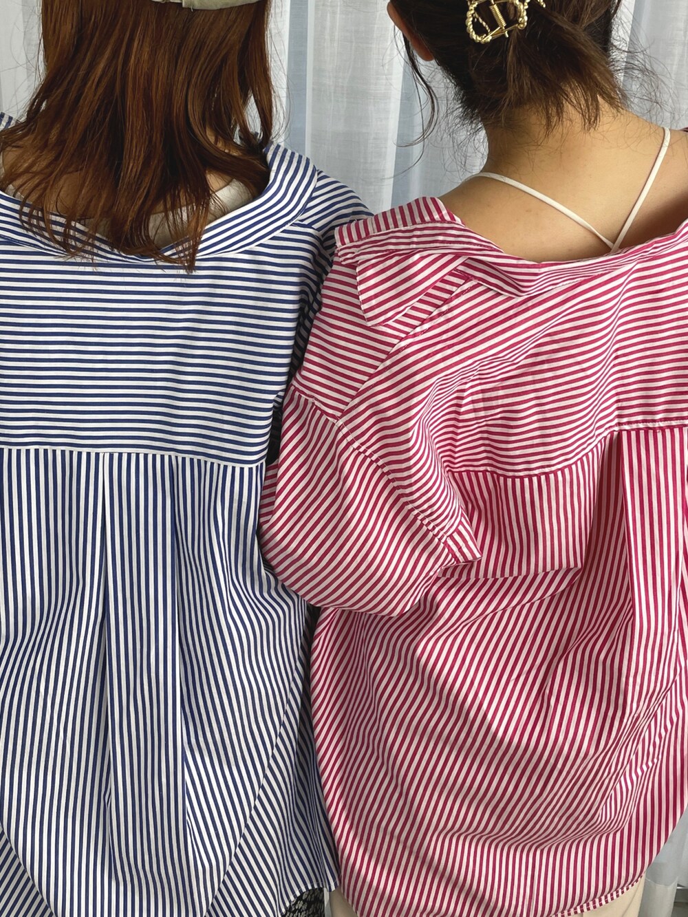 ホワイト系のキャミソール、パープル系のシャツ/ブラウス、ホワイト系のスラックスを着用したレディースの夏コーディネートの3枚目の写真