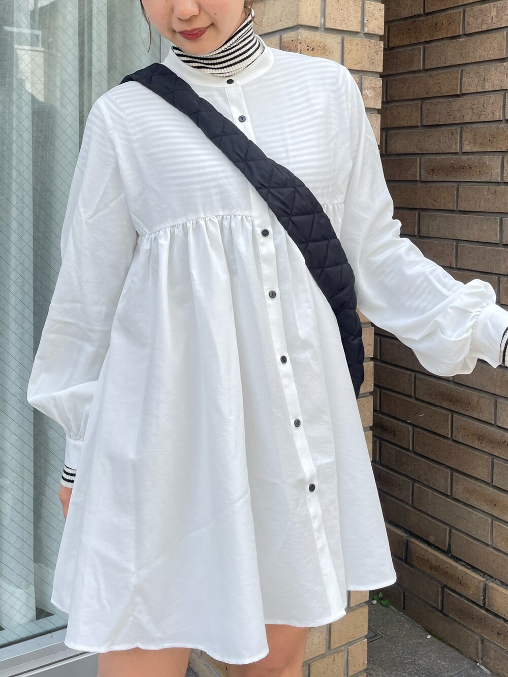 ホワイト系のシャツ/ブラウス、その他のニット/セーター、ブラック系のショルダーバッグを着用したレディースの秋コーディネートの3枚目の写真