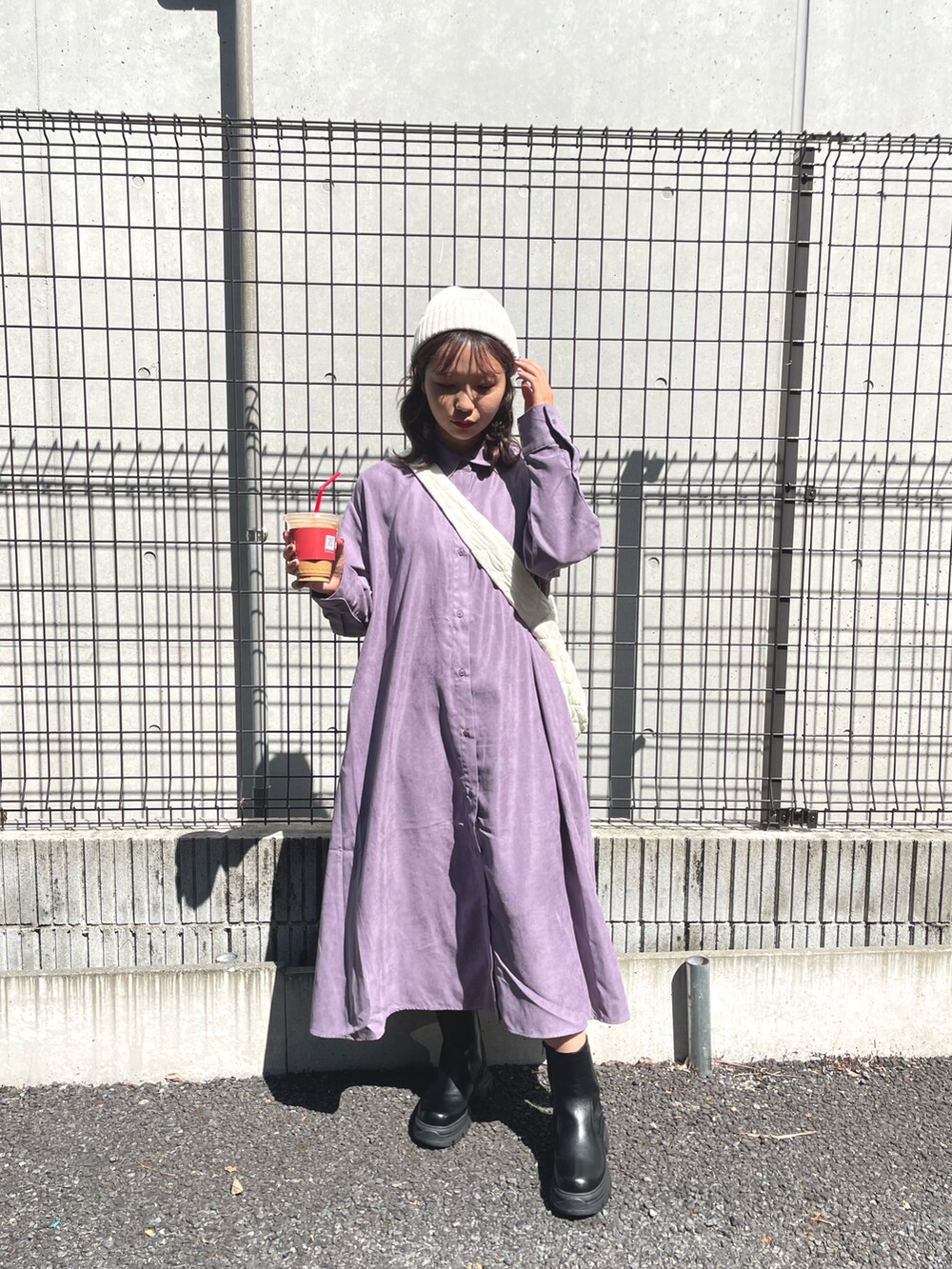 ホワイト系のショルダーバッグ、パープル系のシャツワンピース、ブラック系のブーツを着用したレディースの秋コーディネートの3枚目の写真
