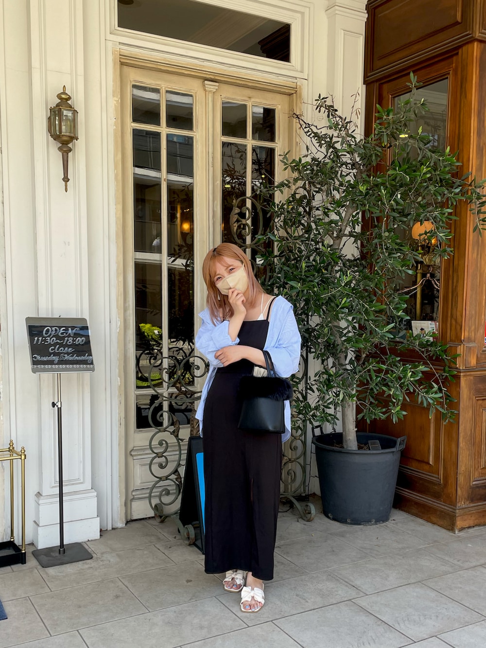 ブルー系のシャツ/ブラウス、ホワイト系のキャミソール、ブラック系のワンピースを着用したレディースの夏コーディネートの3枚目の写真