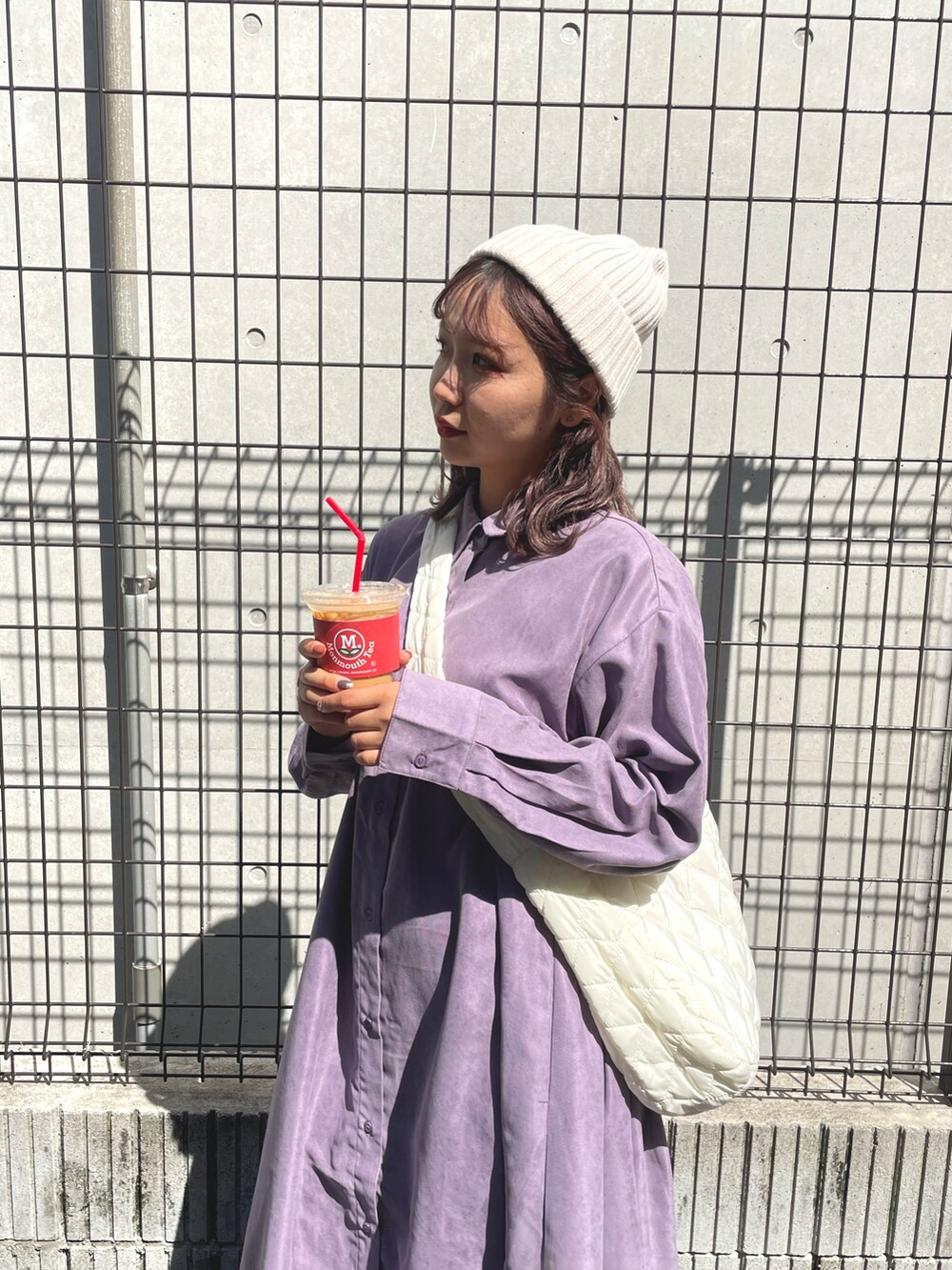 ホワイト系のショルダーバッグ、パープル系のシャツワンピース、ブラック系のブーツを着用したレディースの秋コーディネートの4枚目の写真