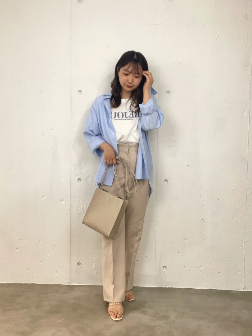 ブルー系のシャツ/ブラウス、その他のTシャツ/カットソー、ホワイト系のスラックスを着用したレディースの夏コーディネートの2枚目の写真