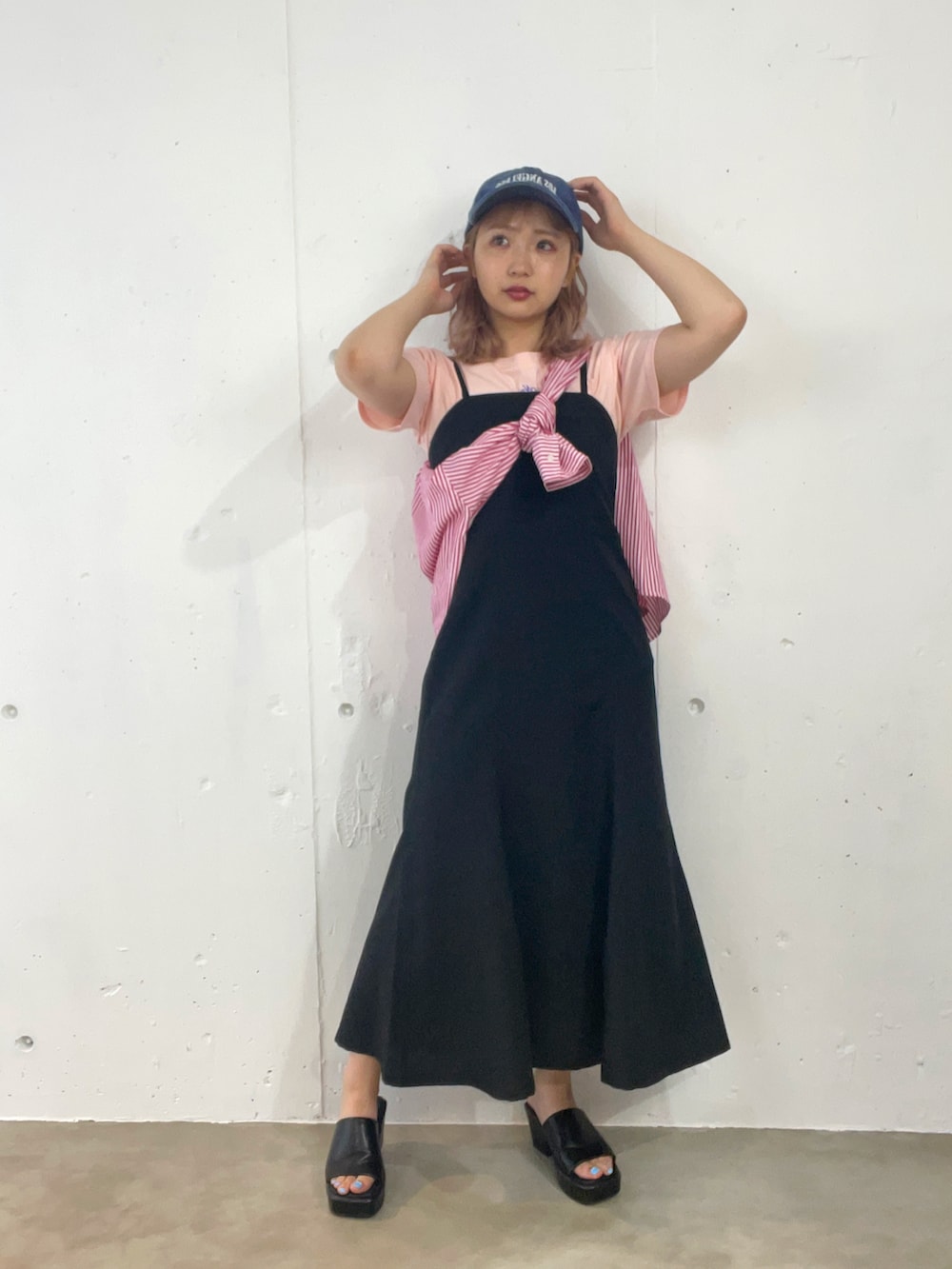 パープル系のシャツ/ブラウス、ピンク系のTシャツ/カットソー、ブラック系のジャンパースカートを着用したレディースの夏コーディネートの2枚目の写真